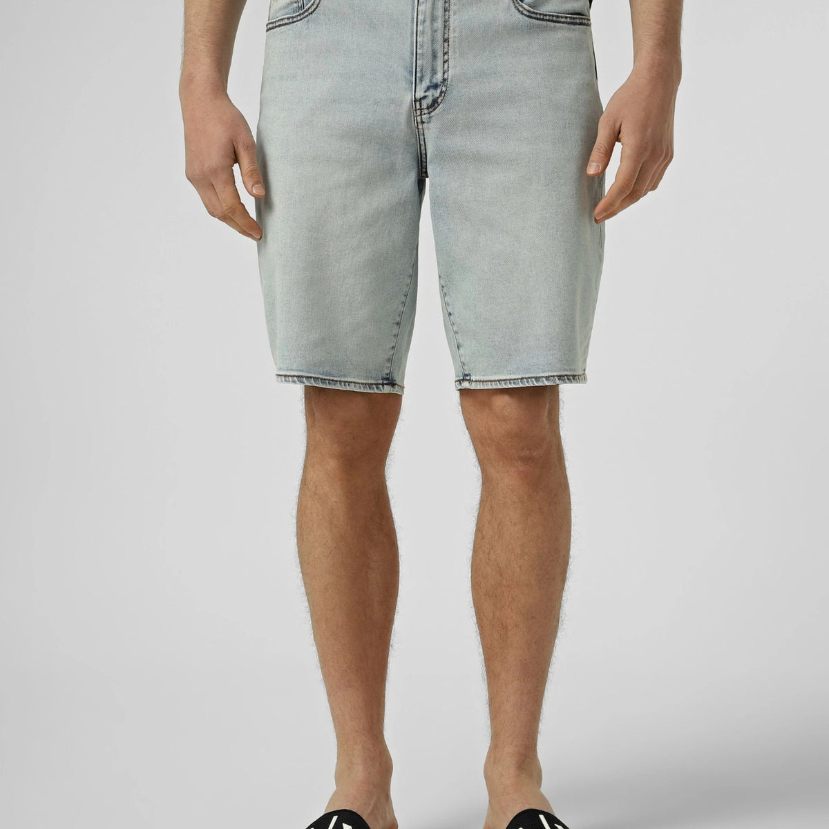 5_POCKETS_BERMUDA_SHORTS_XM000073AF24466_MB001_Image_2