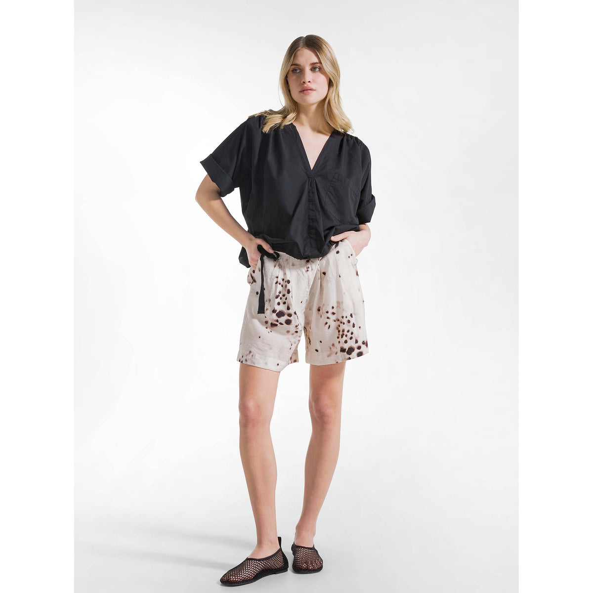 ALLOVER_CRINKLED_VISCOSE_SHORTS_D42616_57703_Image_3