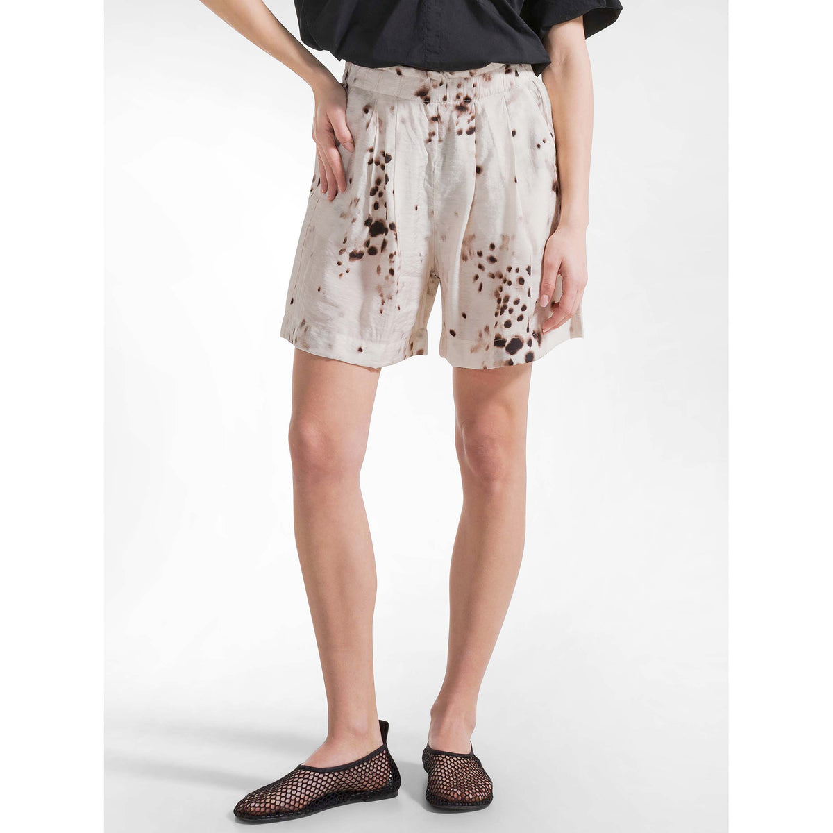 ALLOVER_CRINKLED_VISCOSE_SHORTS_D42616_57703_Image_4