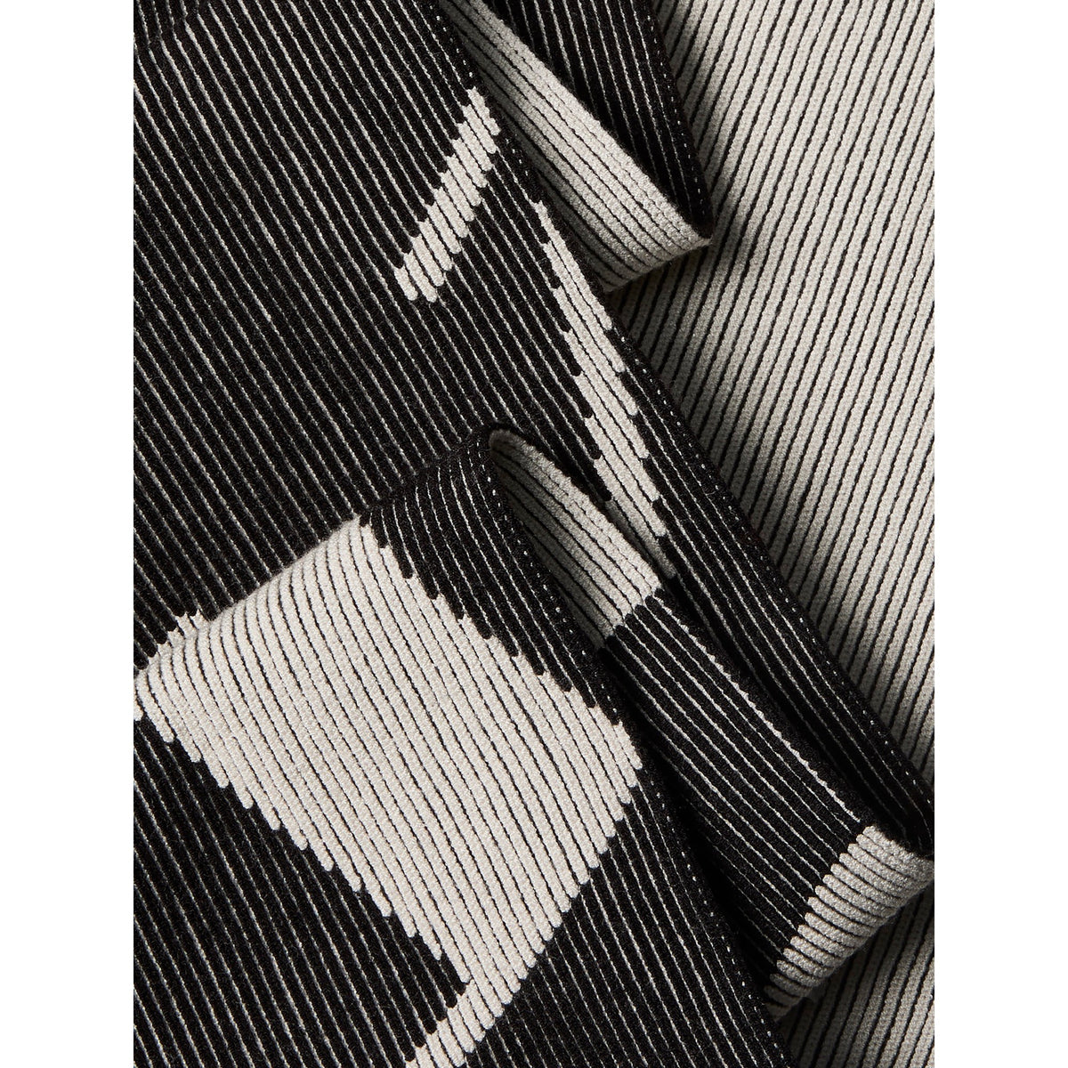 BOLD_GRAPHIC_SCARF_LV04D8102G_UB1_Image_2
