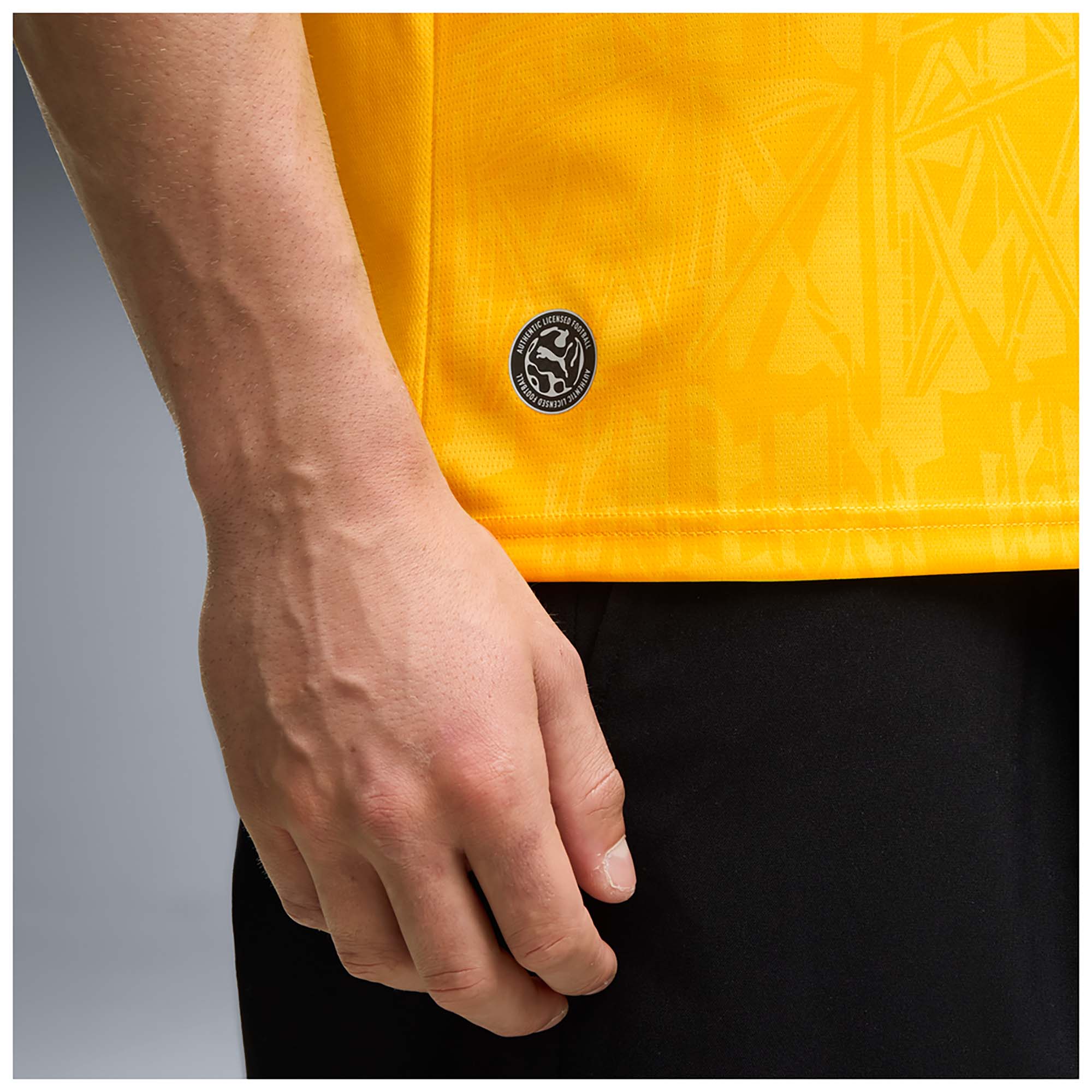 BVB_HOME_JERSEY_REPLICA_784088_01_Image_4