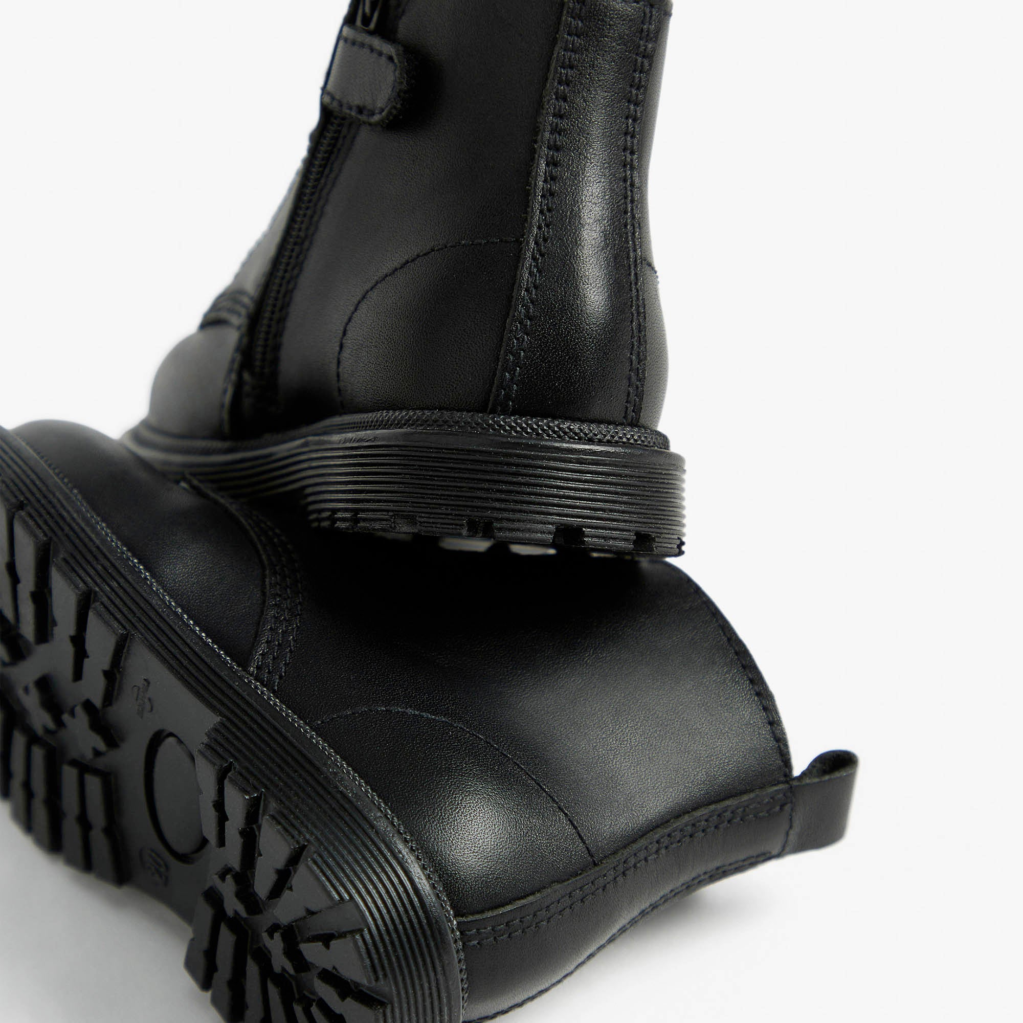 CAIRO_TR_BRENNA_ESCORT_NER_I523000F_100_Image_3