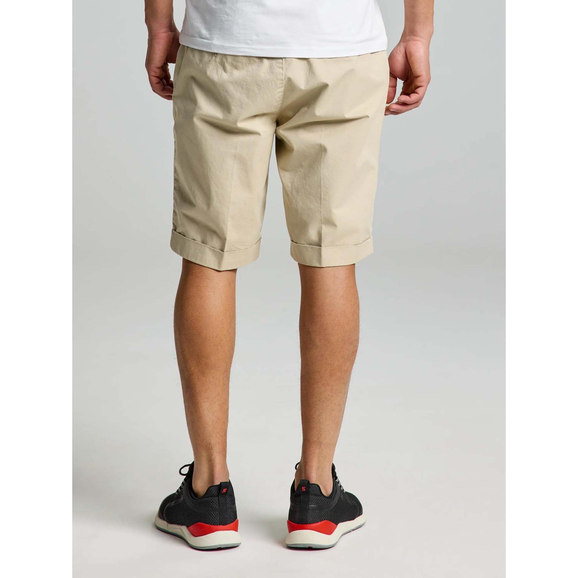 DECK_LGT_CHINO_SHORT_A140003S00_W09_Image_2