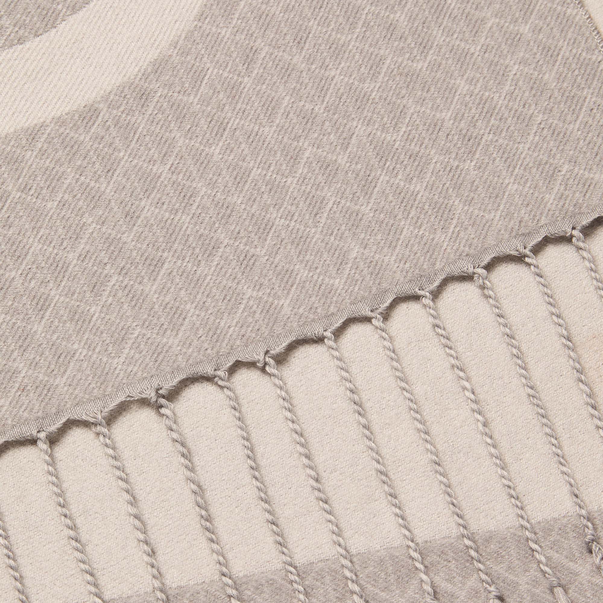 EMBLEM_AOP_BOLD_LOGO_FRINGE_WOVE_LV04F8072G_RO2_Image_3