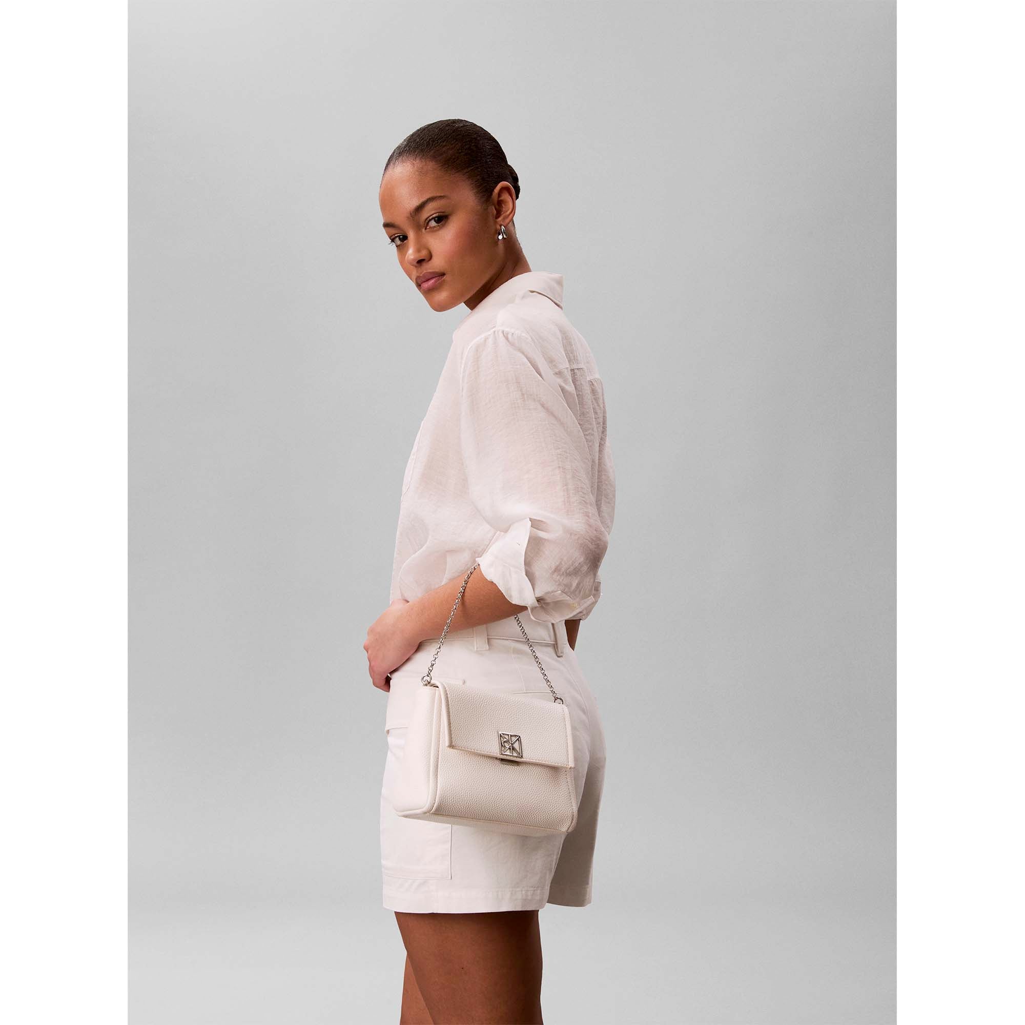 EMBLEM_HW_PEBBLE_CROSSBODY_20_LV04F3511G_4LX_Image_4