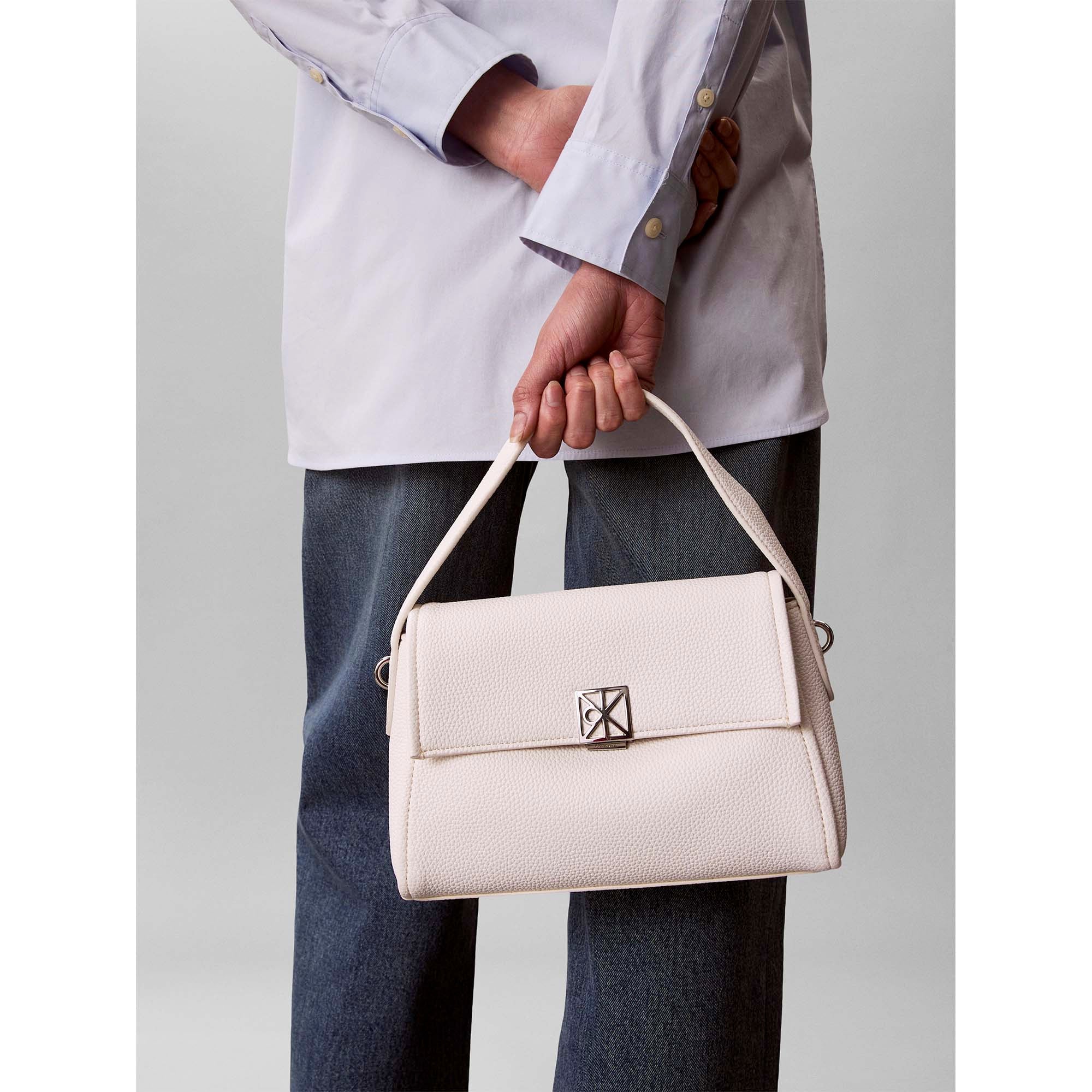 EMBLEM_HW_PEBBLE_SHOULDER_BAG_25_LV04F3425G_4LX_Image_4