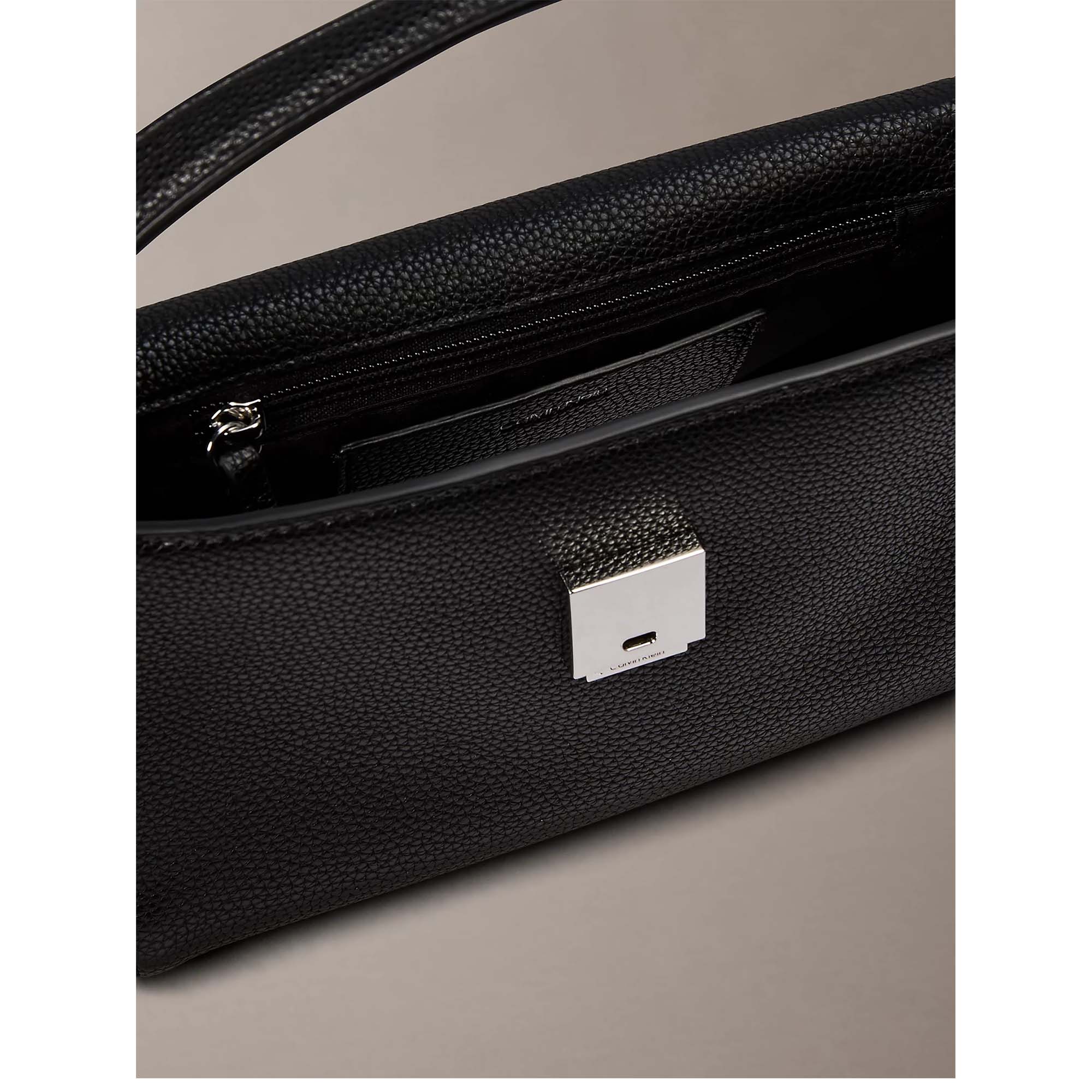 EMBLEM_HW_PEBBLE_SHOULDER_BAG_25_LV04F3425G_UB1_Image_3