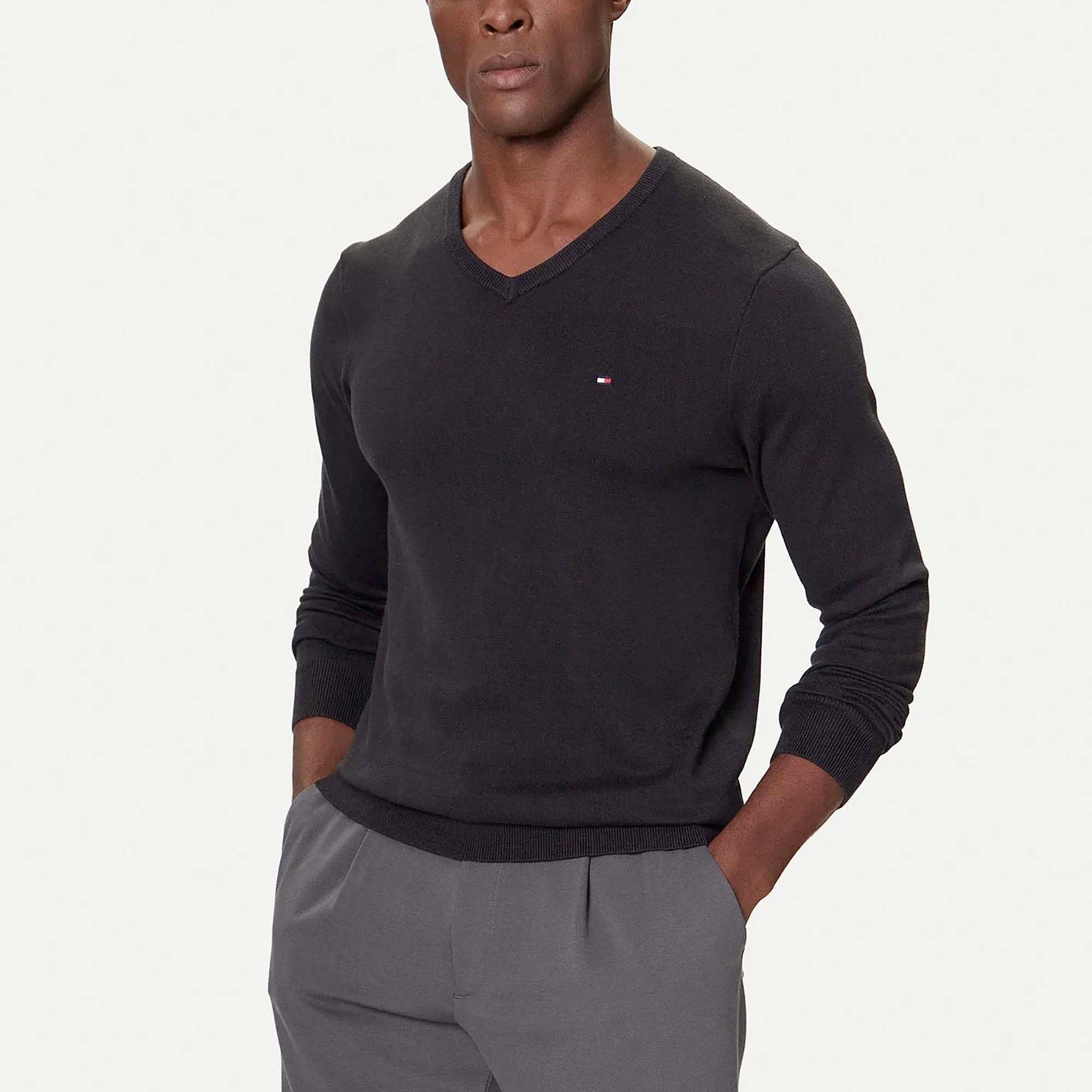 ESSENTIAL_COTTON_V_NECK_MW0MW42249_BDS_Image_2