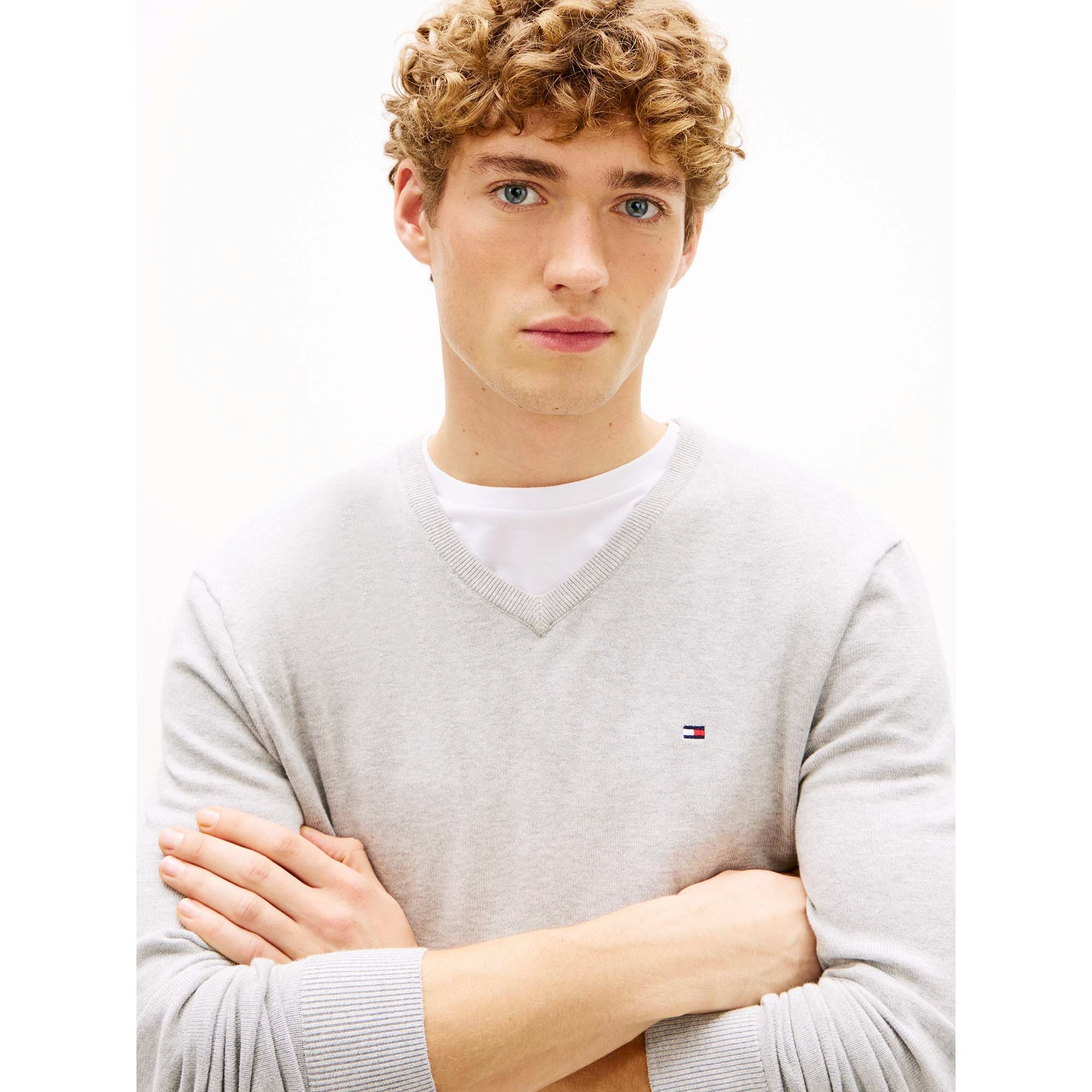 ESSENTIAL_COTTON_V_NECK_MW0MW42249_P01_Image_4