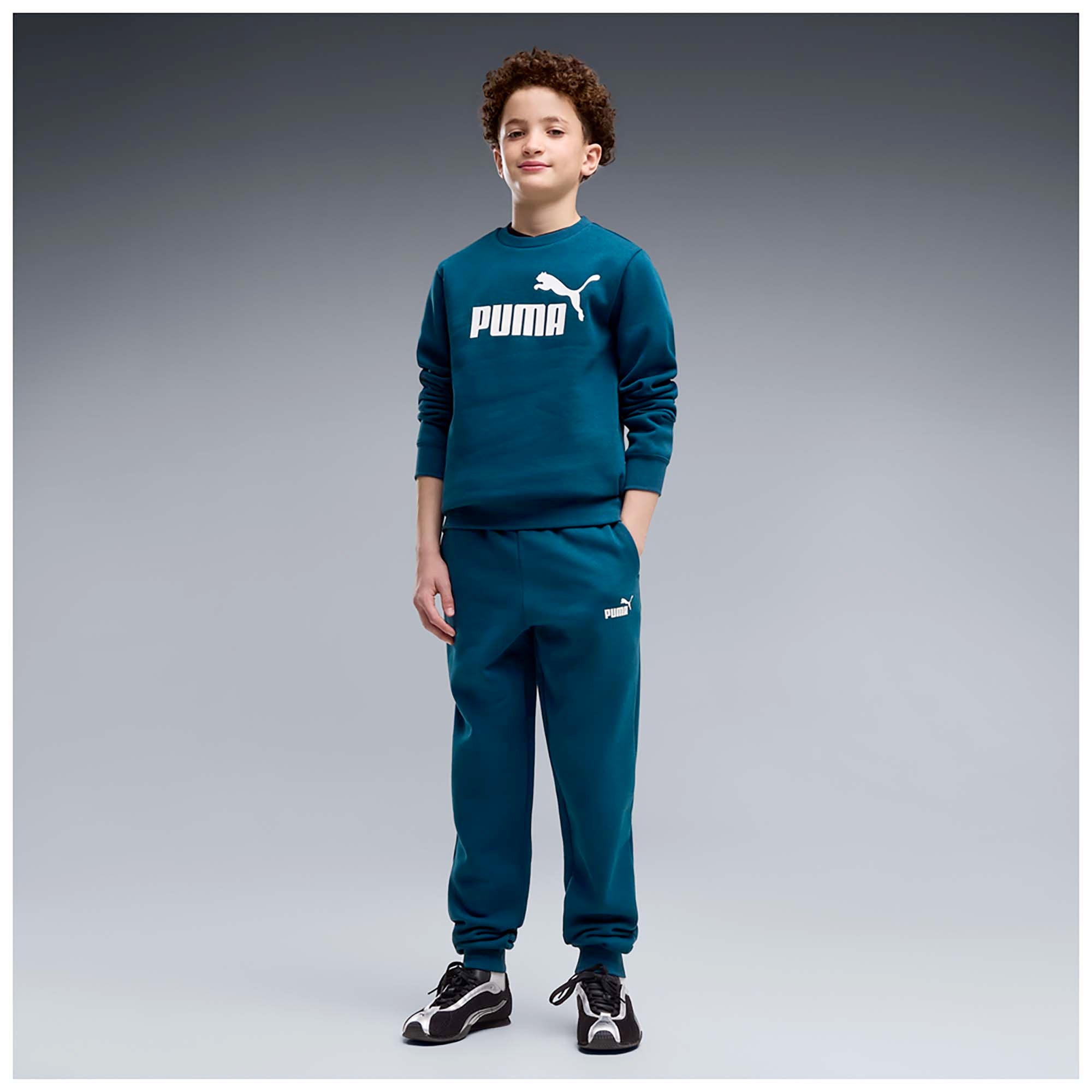 ESS_NO1_LOGO_CREW_SWEAT_SUIT_FL_B_689721_36_Image_2