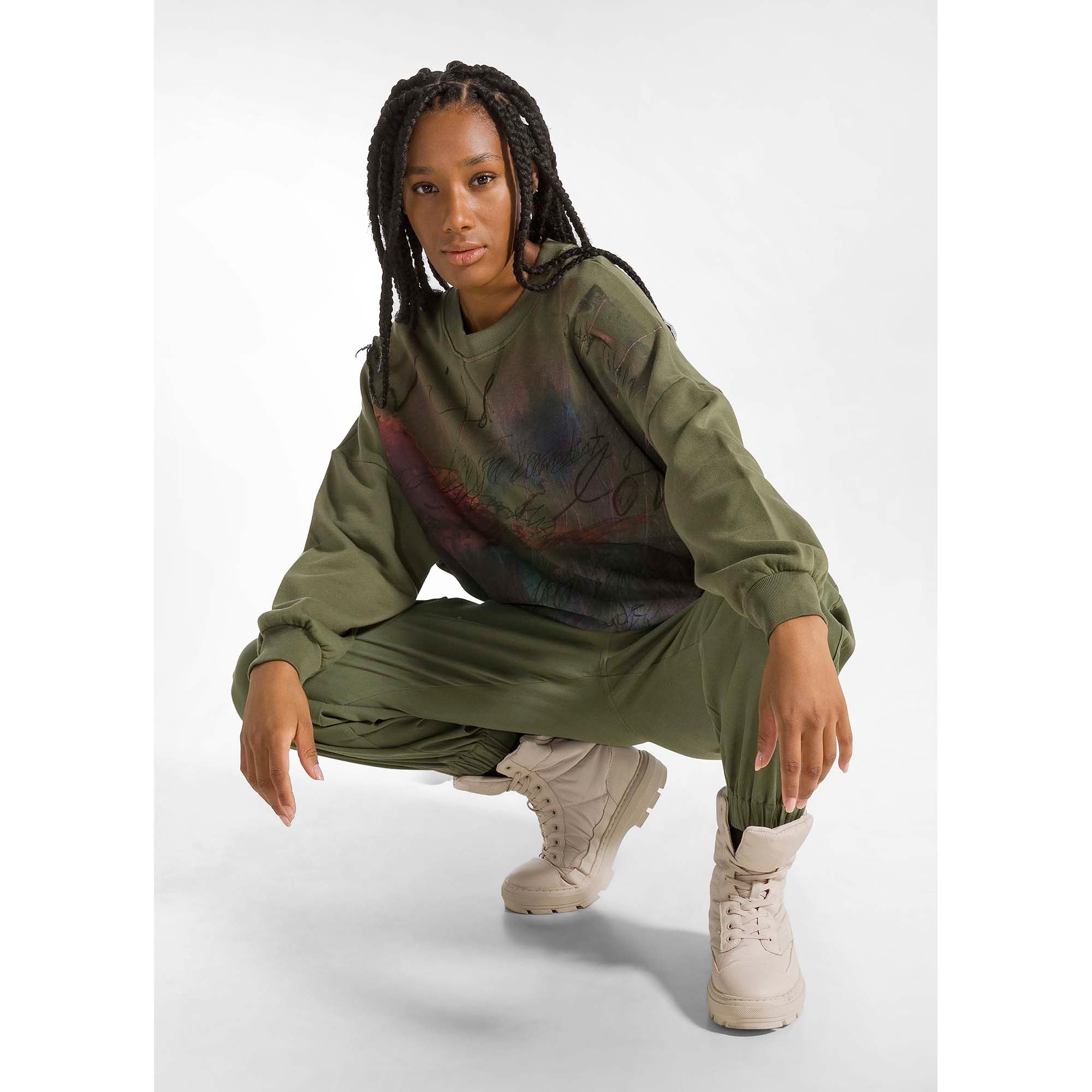 GRAPHIC_COMFY_SWEATSHIRT_D12424_26618_Image_5