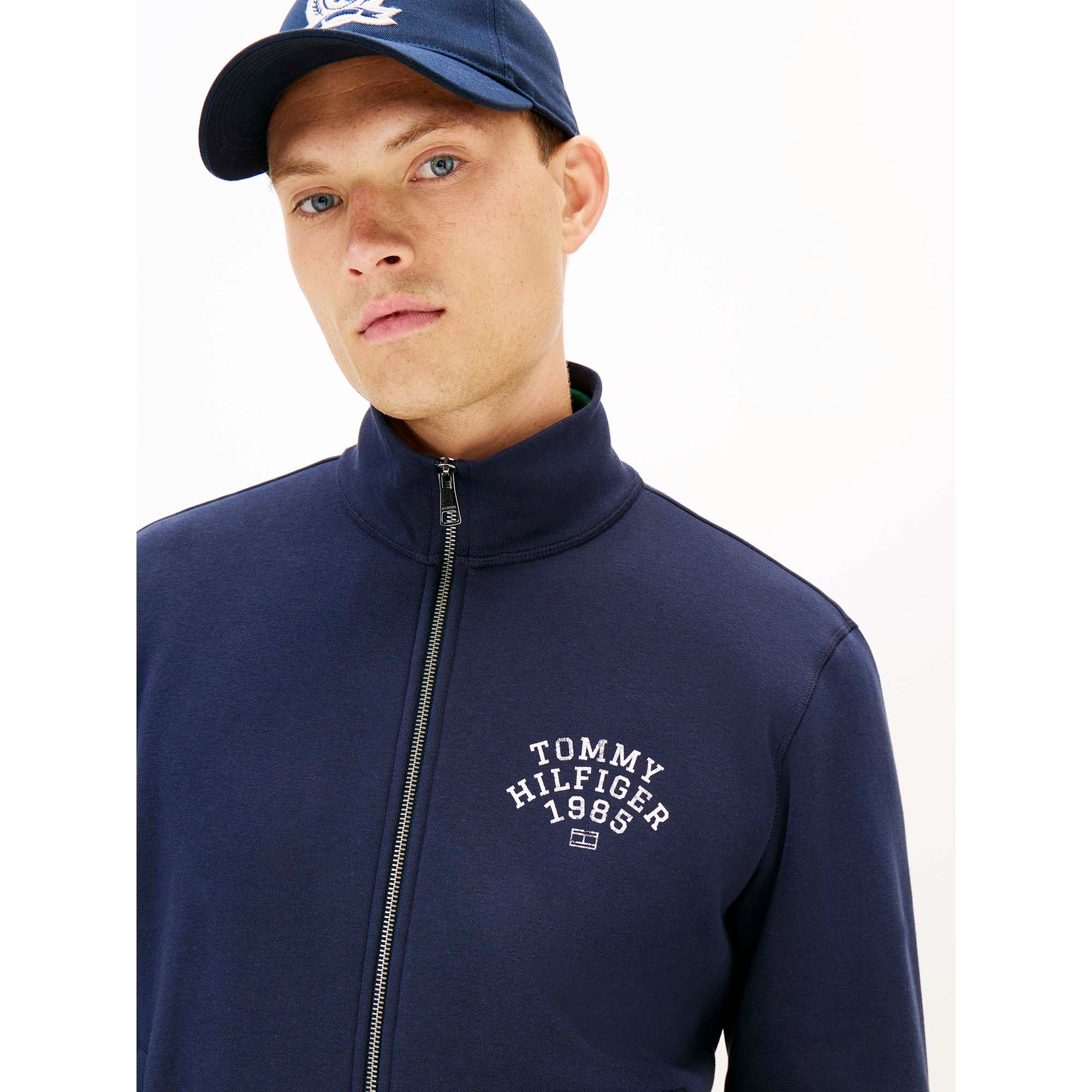 HILFIGER_ARCH_STAND_MW0MW41425_DW5_Image_4