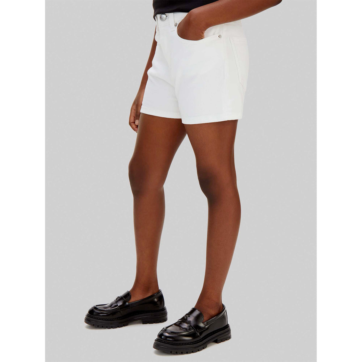 HR_RELAXED_DENIM_SHORTS_WHITE_CKLVCKSJC18GT_YAF_Image_3