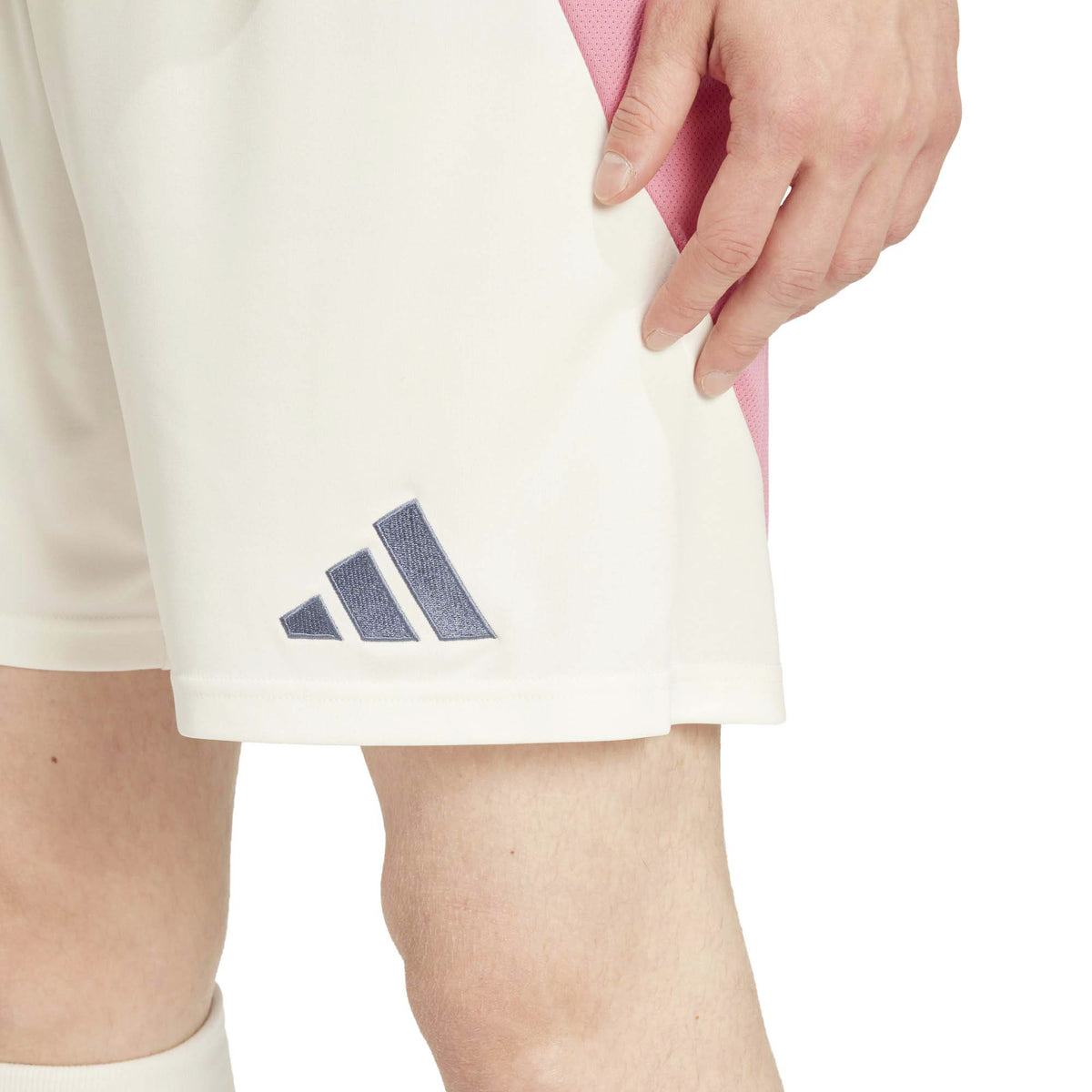JUVE_A_SHO_IS7998_OWHITE_Image_4