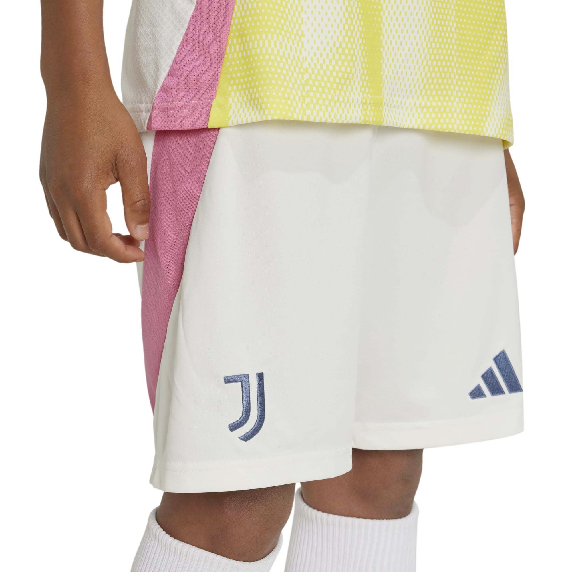 JUVE_A_SHO_Y_IT3556_OWHITE_Image_2