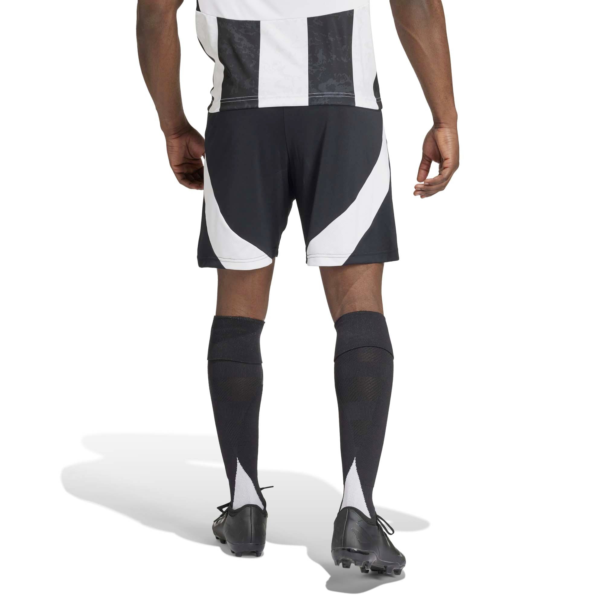 JUVE_H_SHO_IS8003_BLACKWH_Image_3