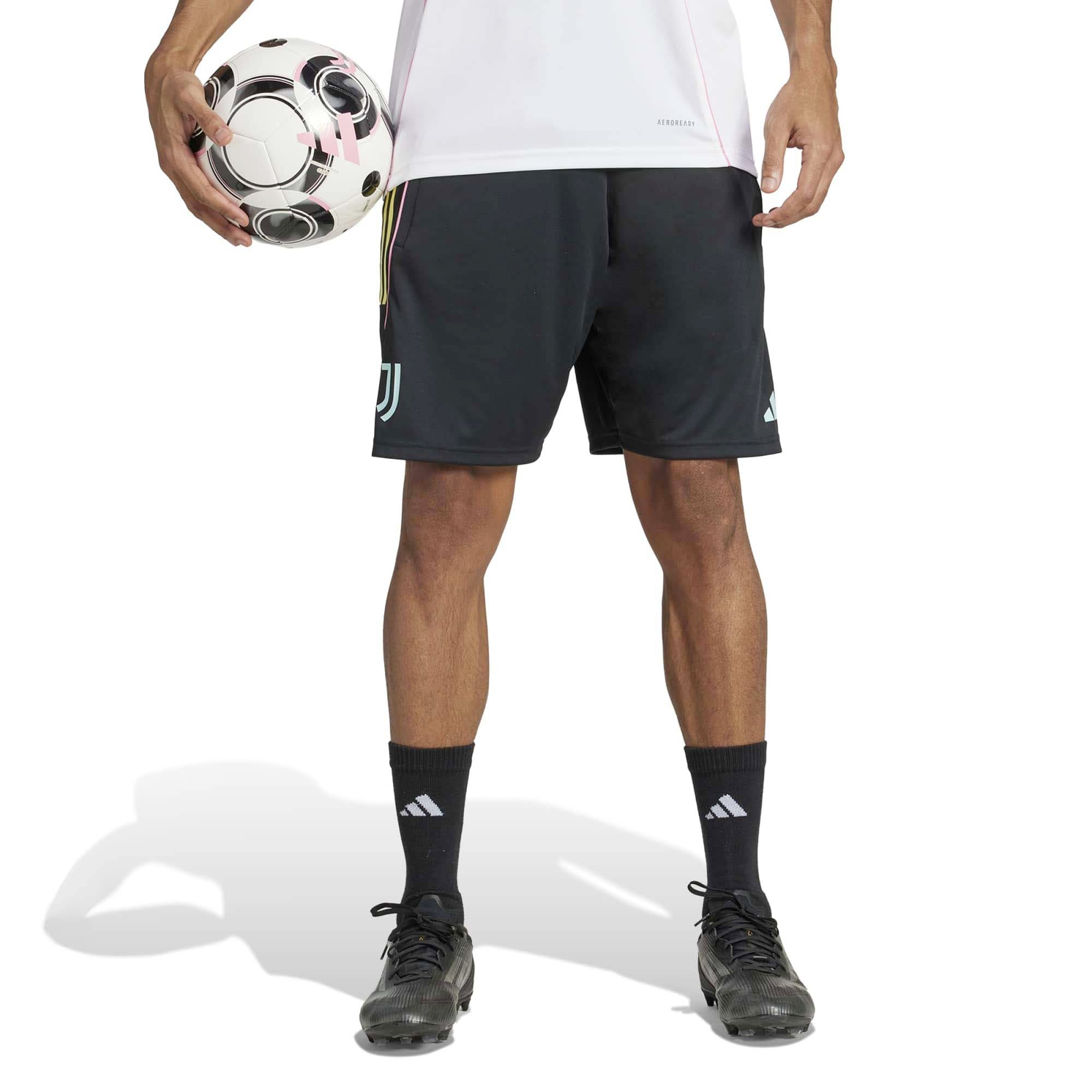 JUVE_TR_SHO_JN7457_BLACK_Image_2