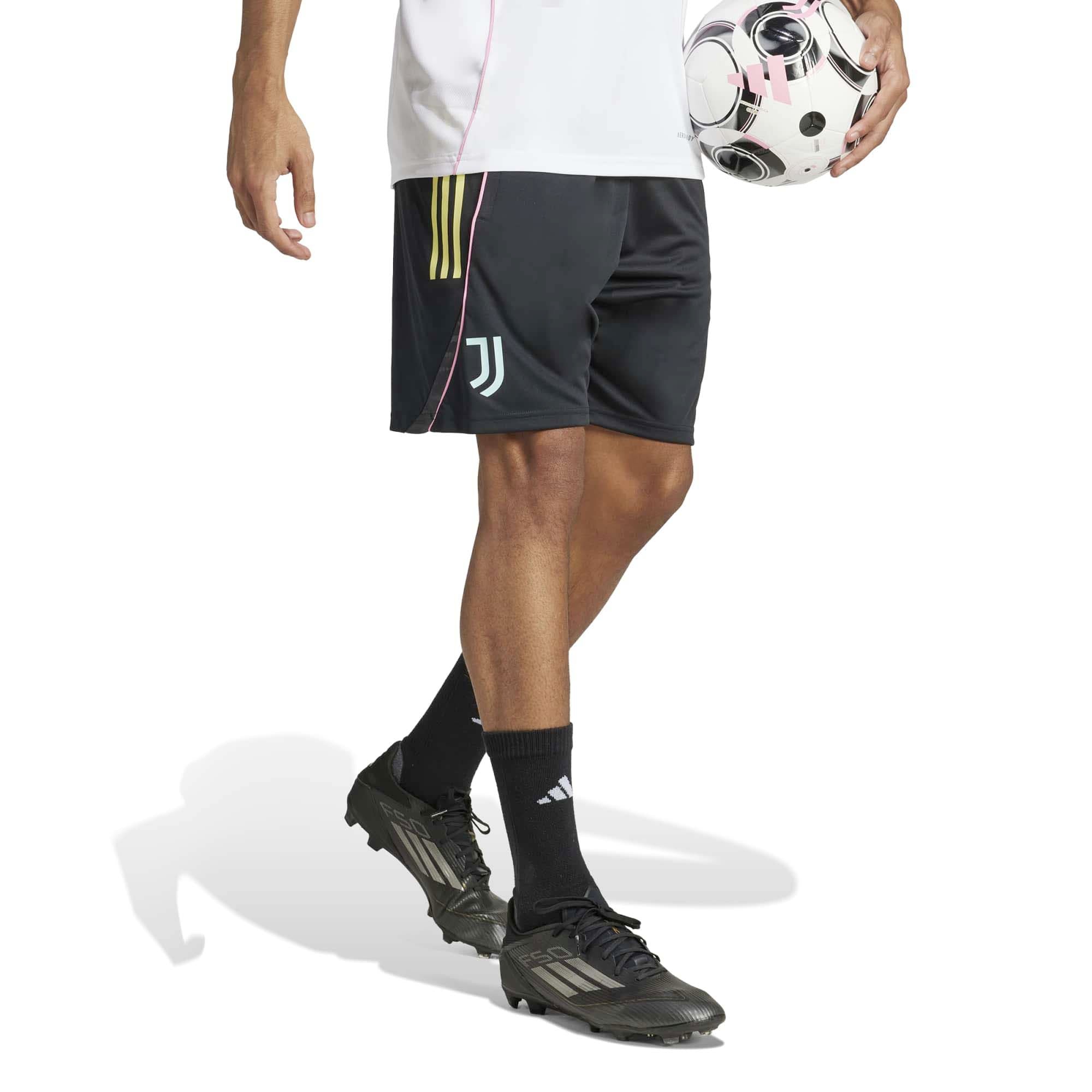 JUVE_TR_SHO_JN7457_BLACK_Image_4