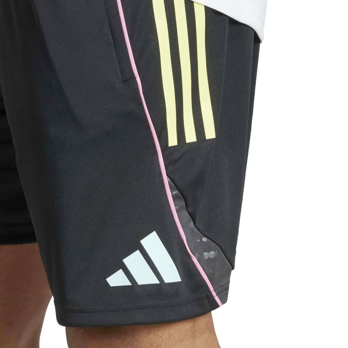 JUVE_TR_SHO_JN7457_BLACK_Image_5