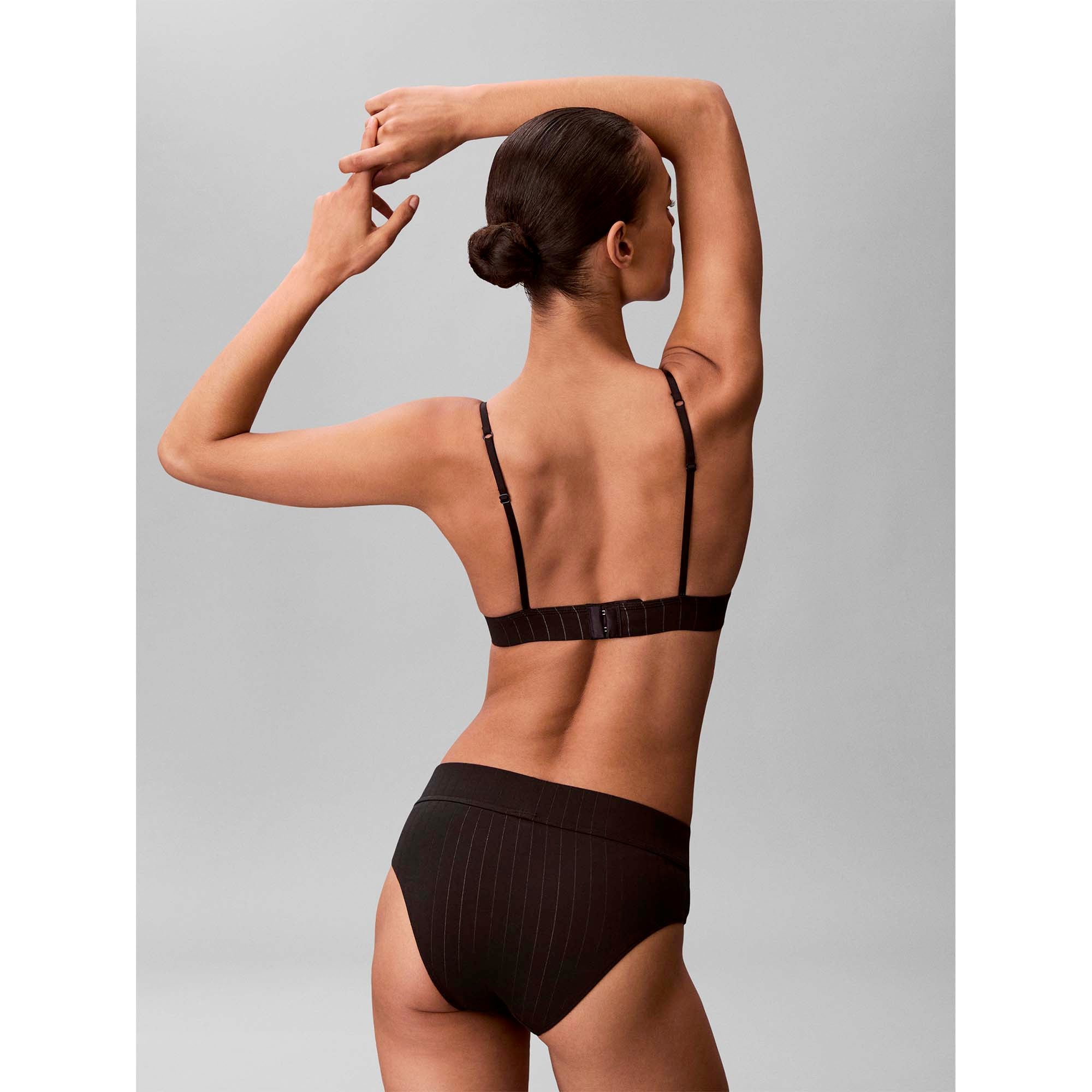 LIGHTLY_LINED_TRIANGLE_LV00QF8886_UB1_Image_3