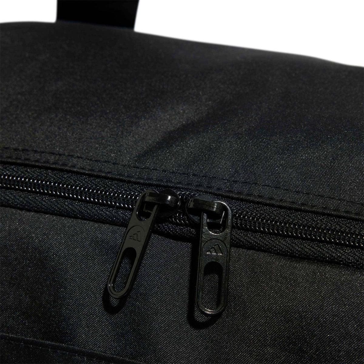 LINEAR_DUFFEL_S_JE8343_BLACKBL_Image_3