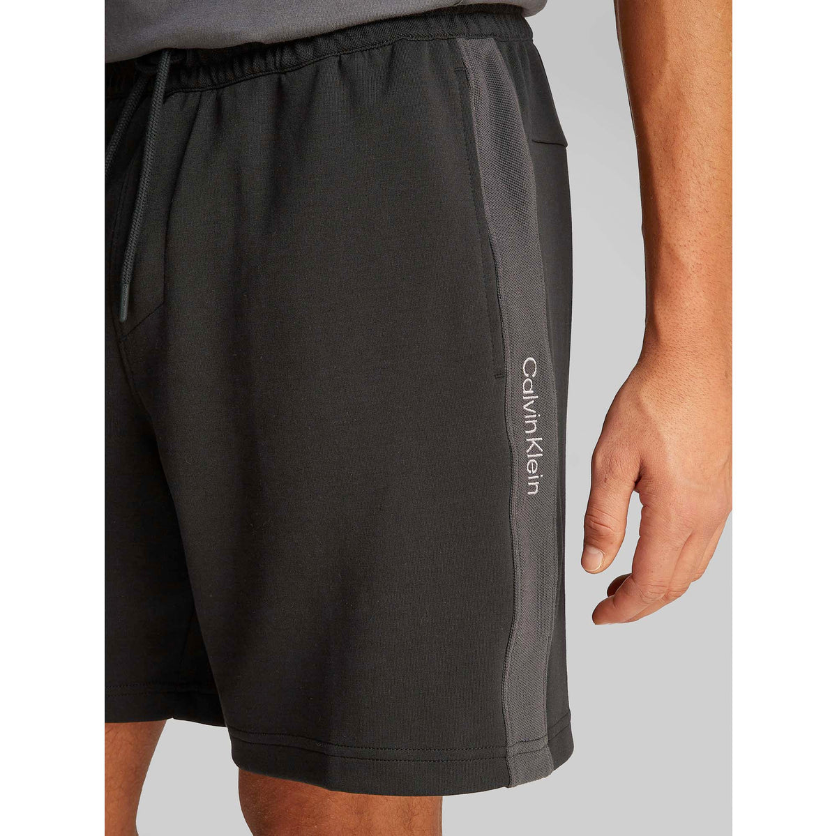 LOGO_TAPE_SHORT_J30J327246_BEH_Image_5