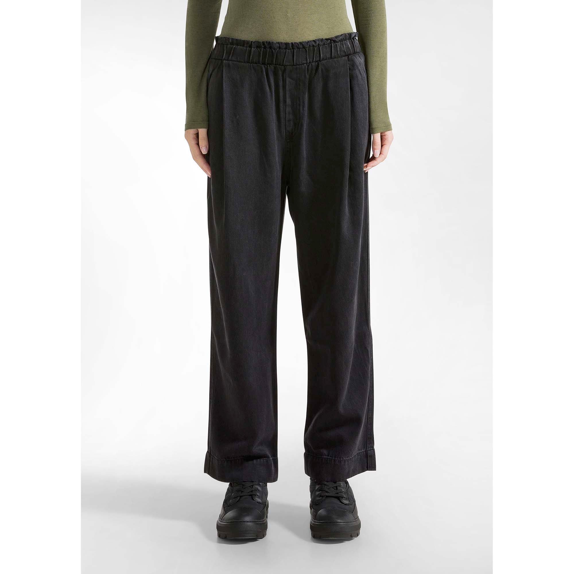 LYOCELL_DENIM_PLEATED_PANTS_D12736_10009_Image_3