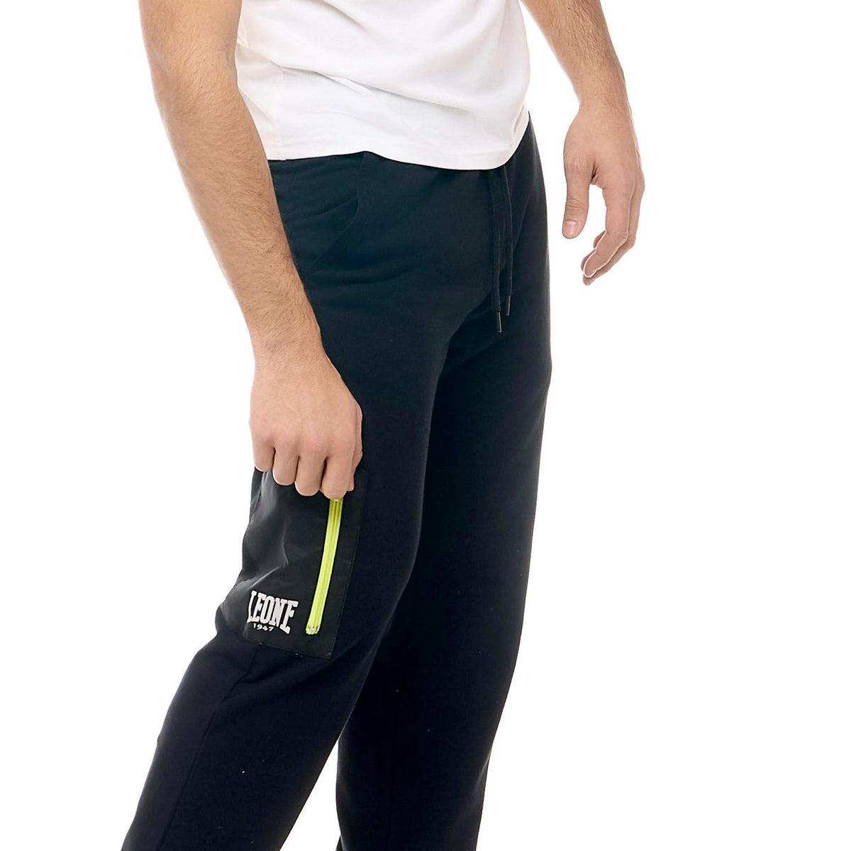 MAN_SWEATPANTS_ACTIVE_M5621P8F10_09_Image_5