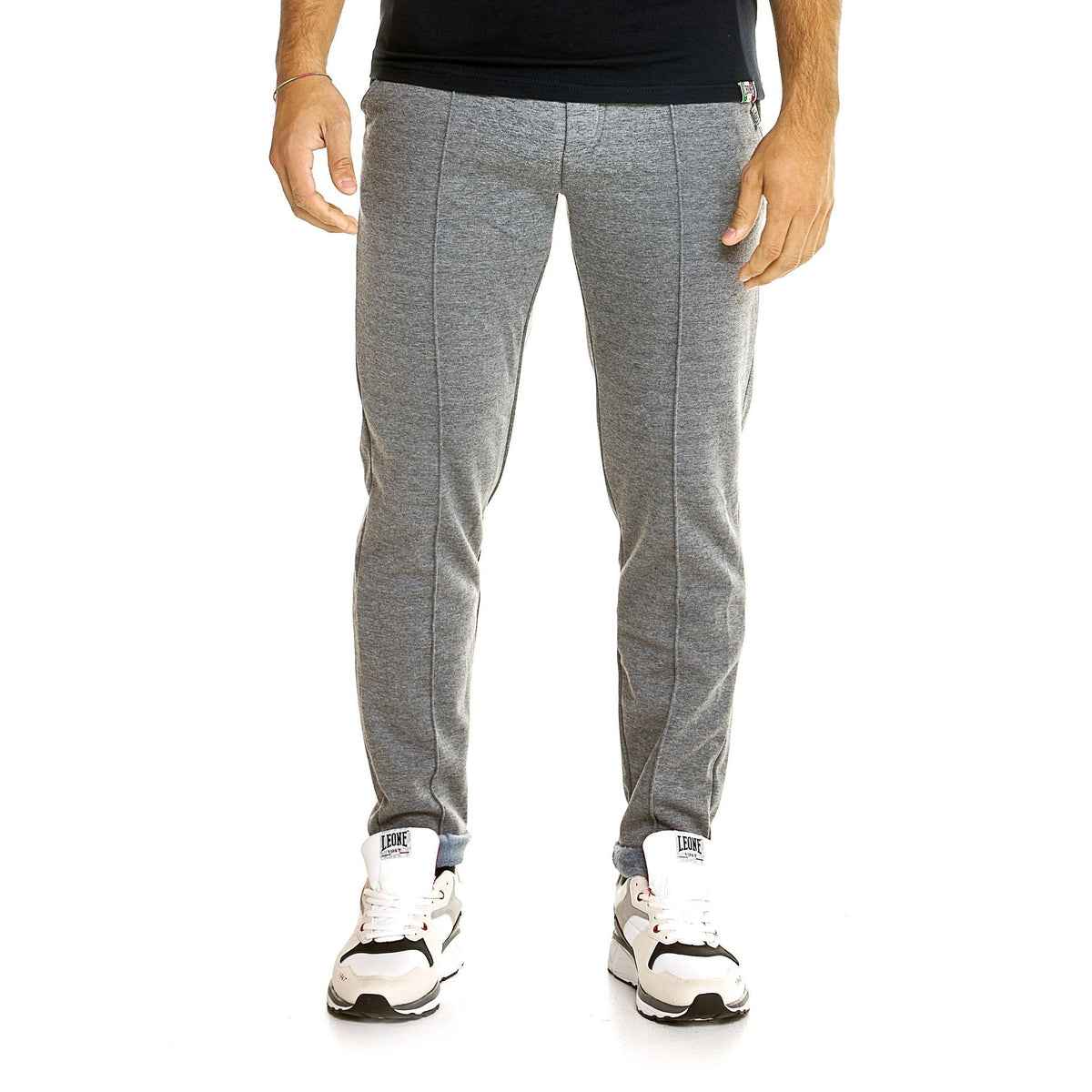 MAN_SWEATPANTS_LIFESTYLE_M5026P7F43_05_Image_2