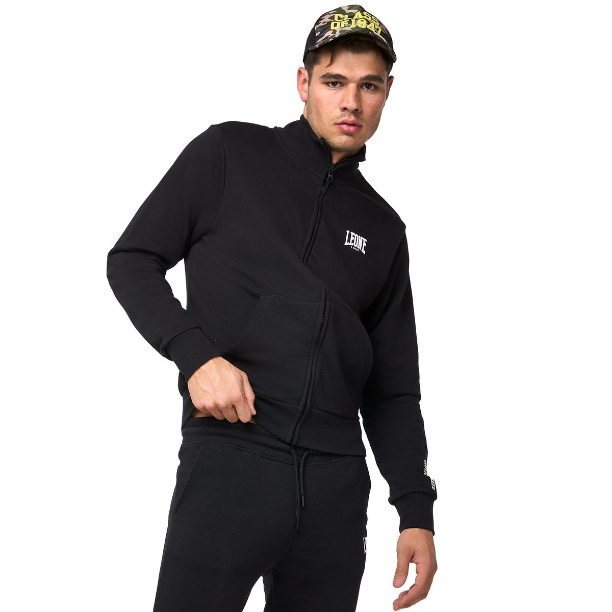 MAN_TRACKSUITS_LOGO_M323A8F42A_09_Image_4