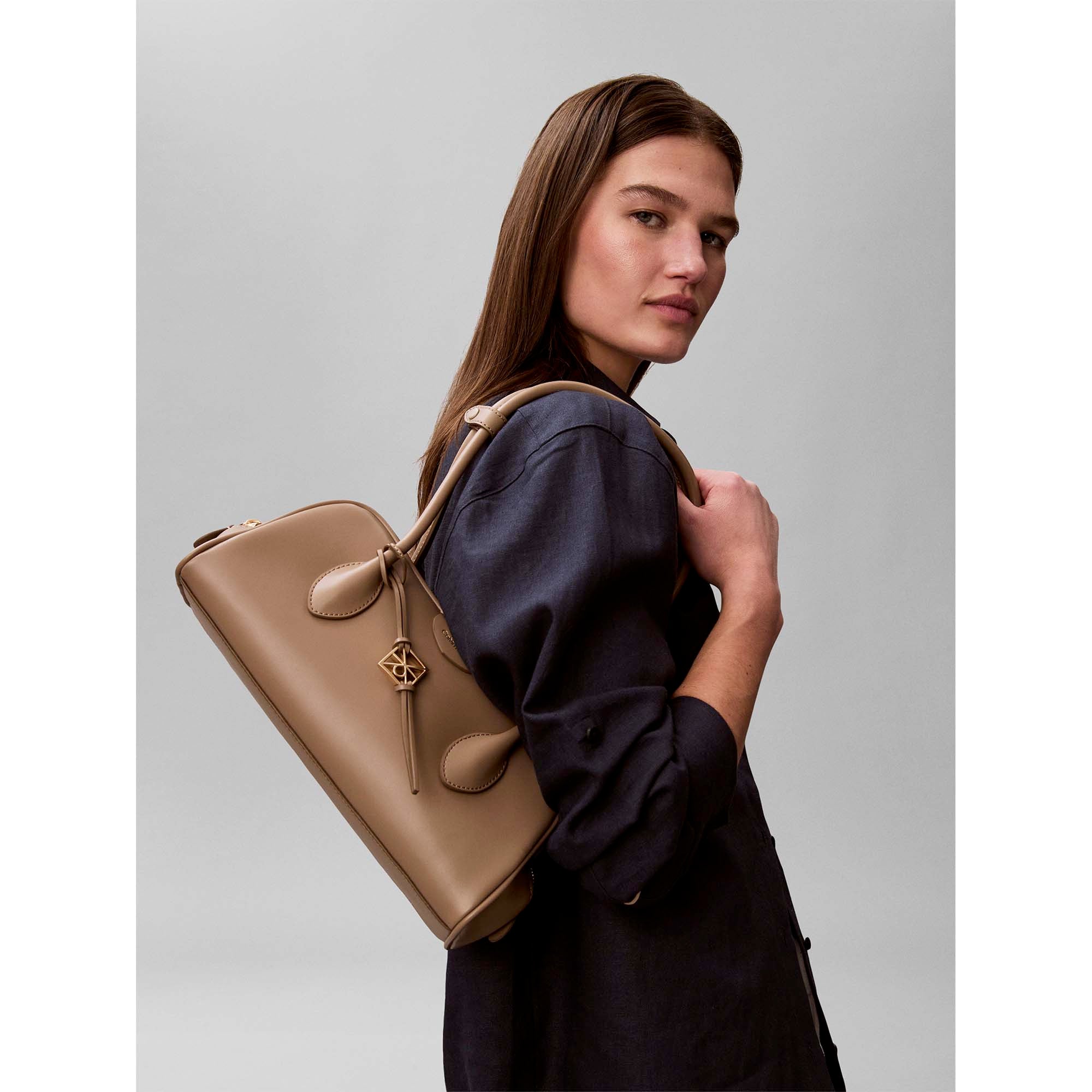 MULTI_COMPARTMENT_SHOULDER_BAG_LV04F3369G_VFU_Image_4