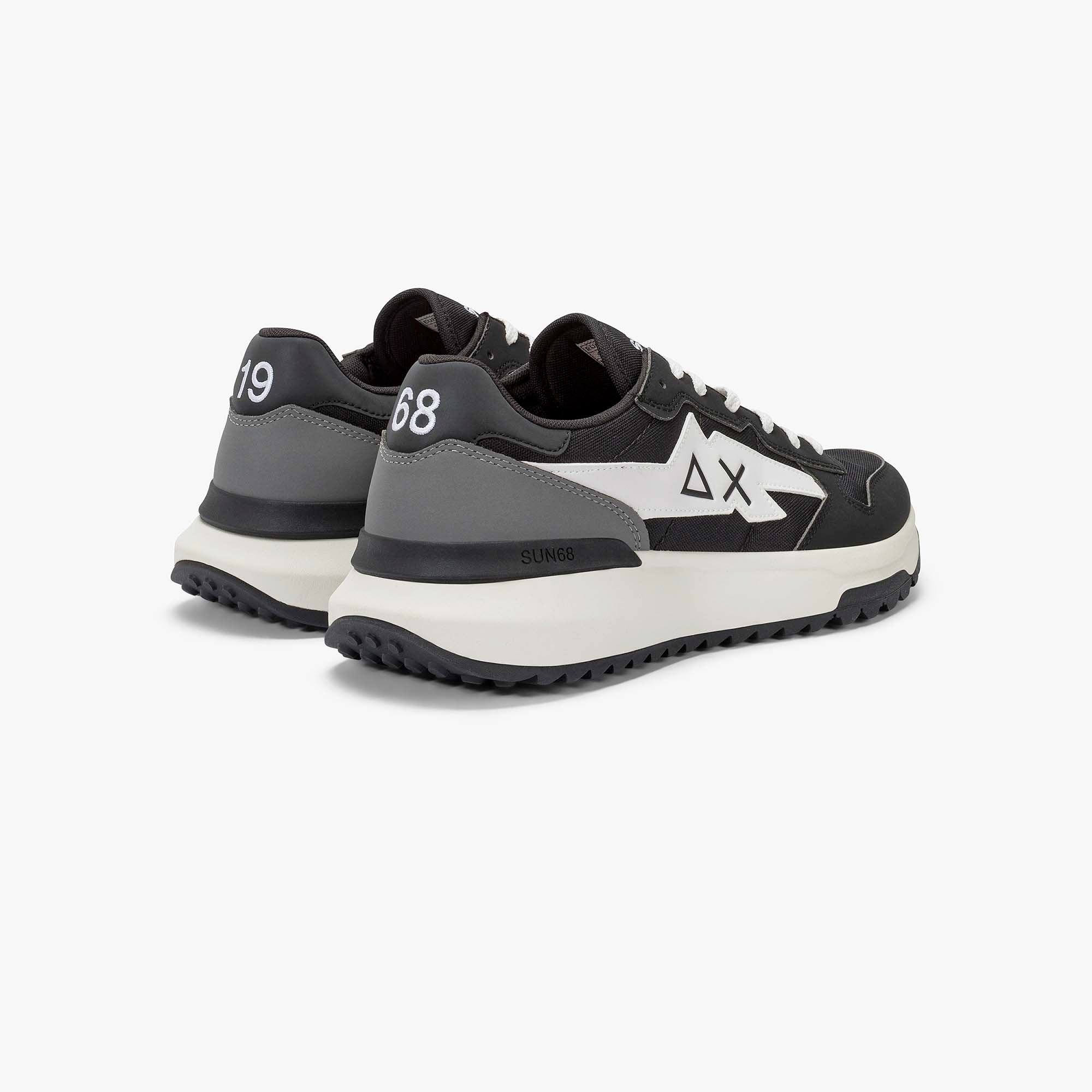 NIKI_20_SOLID_Z45120_11_Image_3