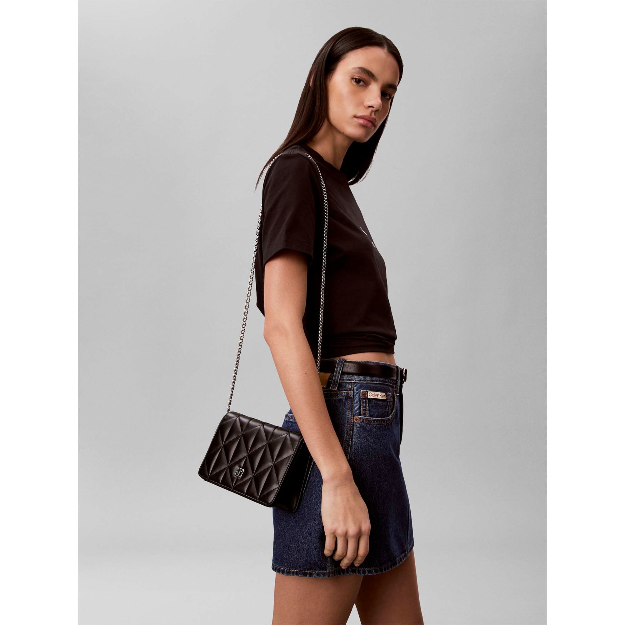 QUILTED_MINI_CHAIN_BAG_LV04F3321G_UB1_Image_4