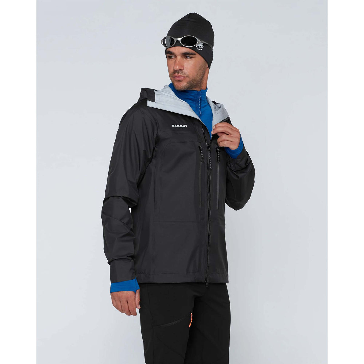 TAISS_LIGHT_HS_HOODED_JACKET_MEN_101032520_0001_Image_3