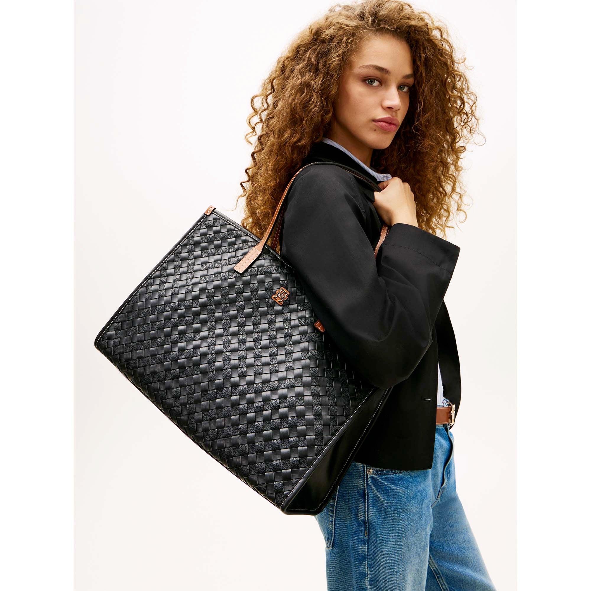 TH_CITY_TOTE_AW0AW18394_0GJ_Image_5