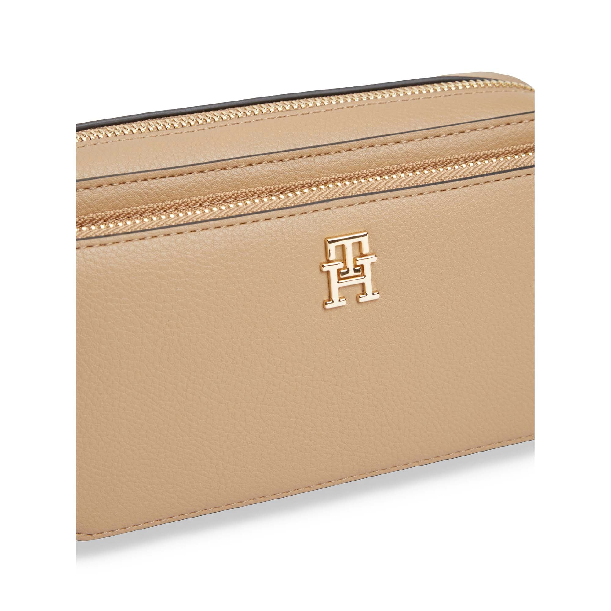 TH_DAILY_CAMERA_BAG_AW0AW18377_RBC_Image_4