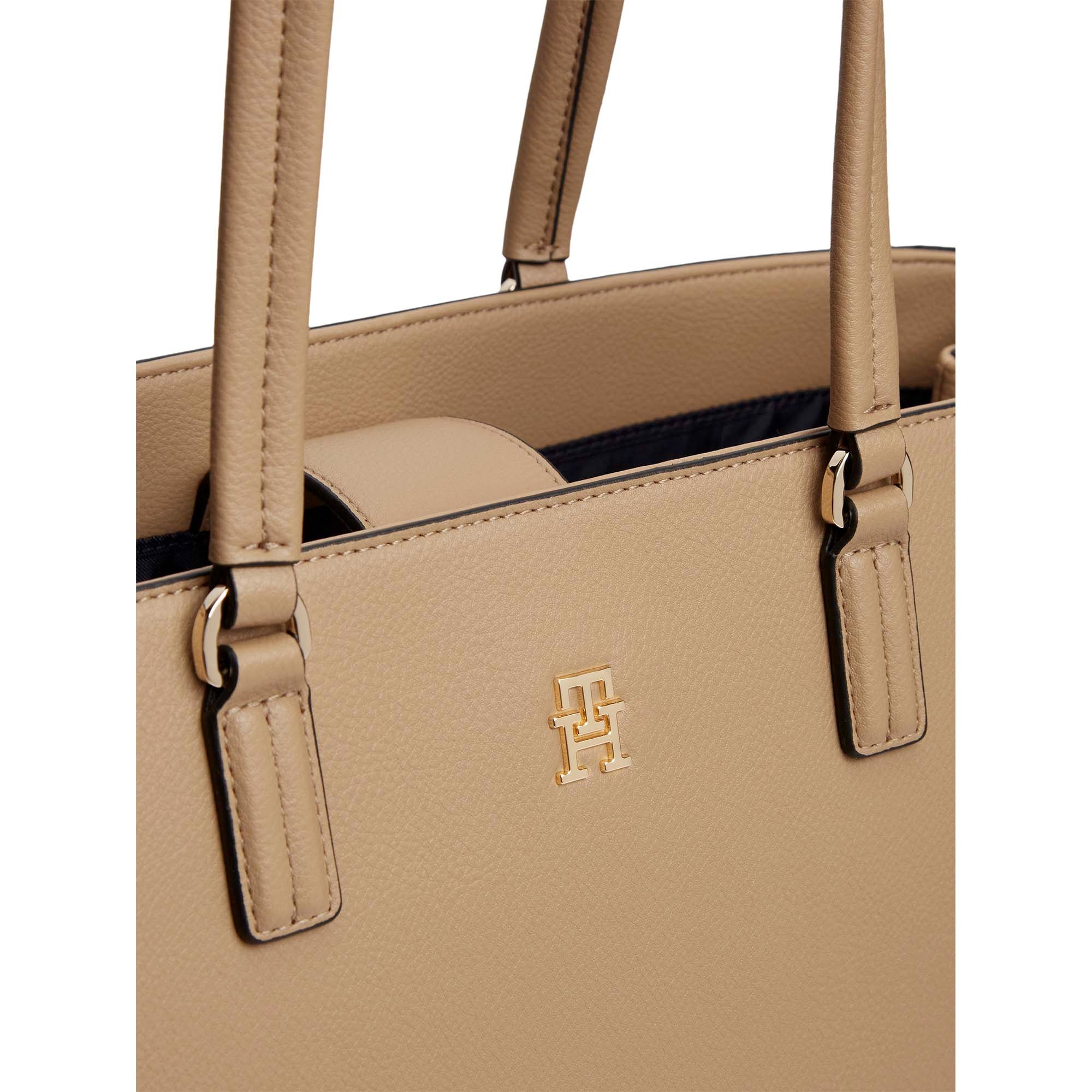 TH_DAILY_TOTE_AW0AW18380_RBC_Image_4