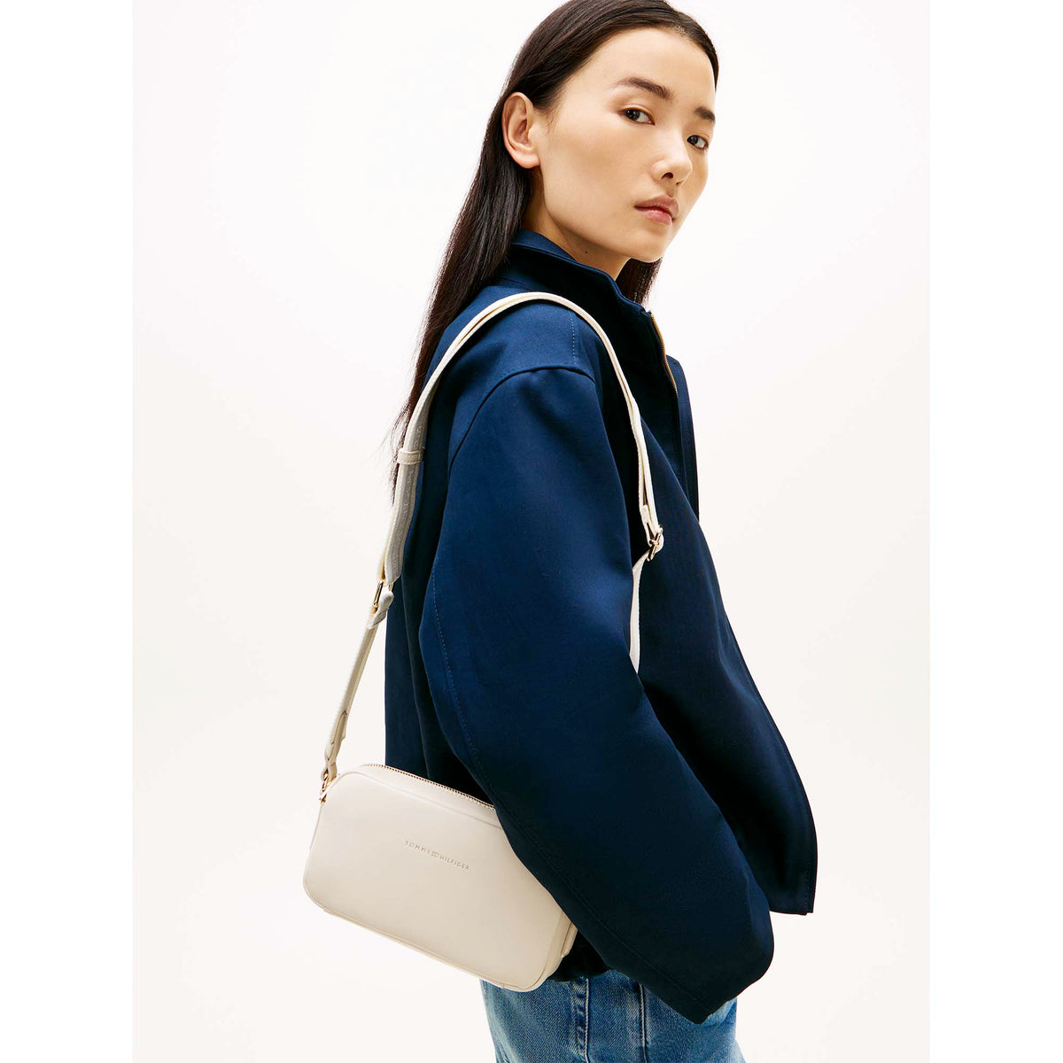 TH_ESSENTIAL_CAMERA_BAG_AW0AW18370_AEO_Image_5