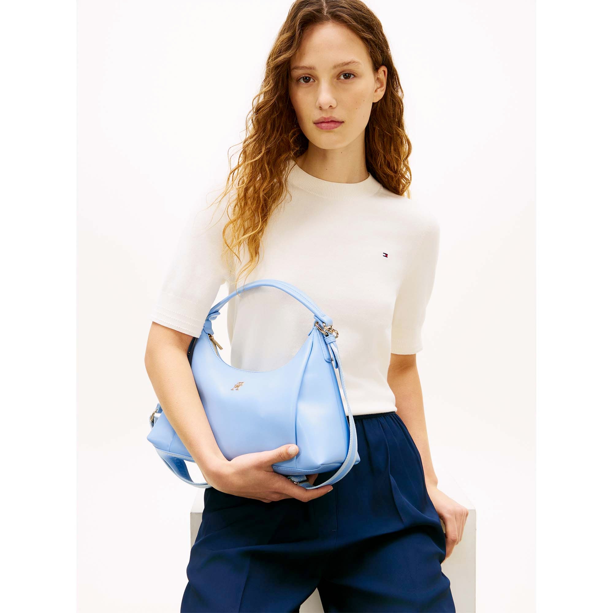TH_ESSENTIAL_SHOULDER_BAG_AW0AW18373_C1Y_Image_5