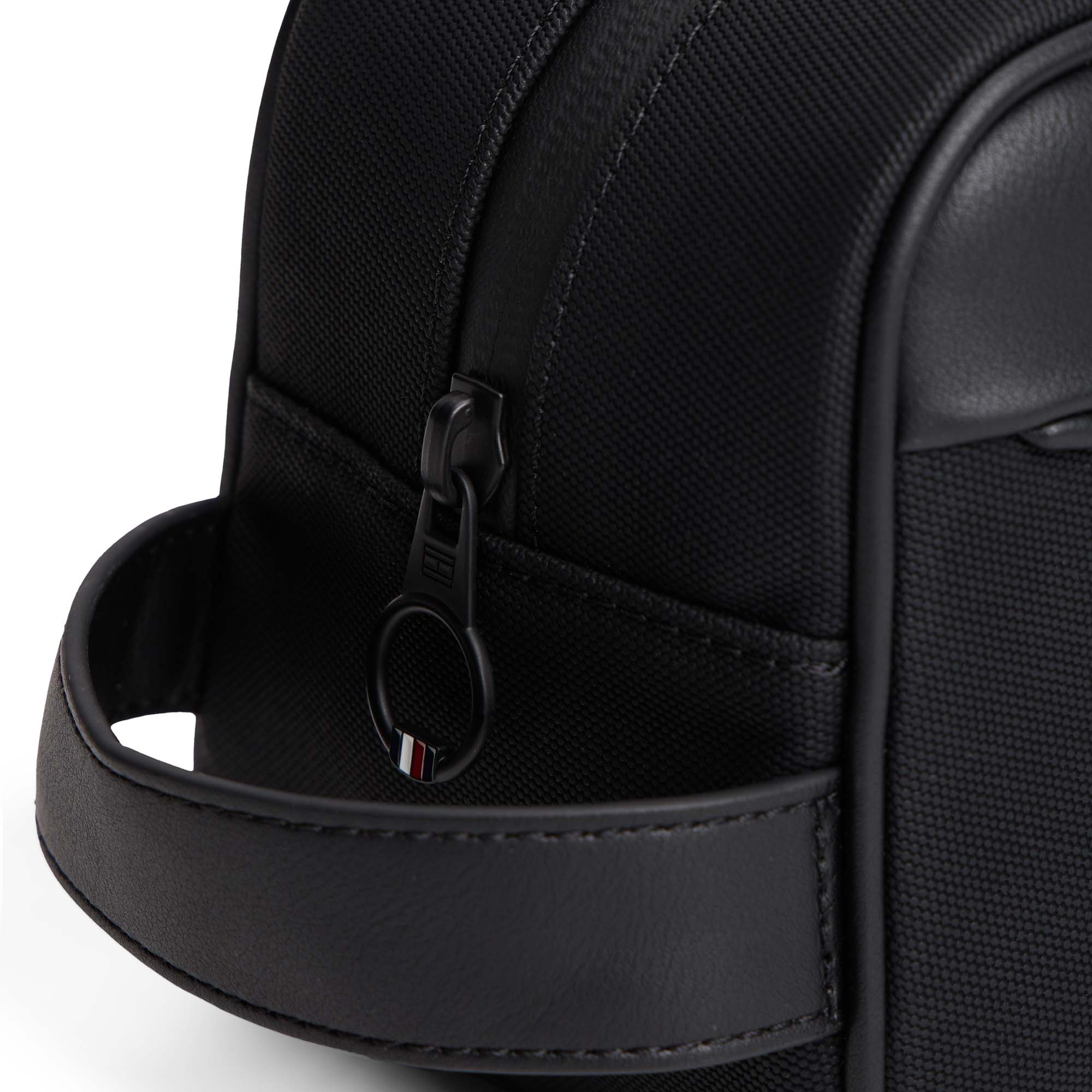 TH_FOUNDATION_WASHBAG_AM0AM13747_BDS_Image_3
