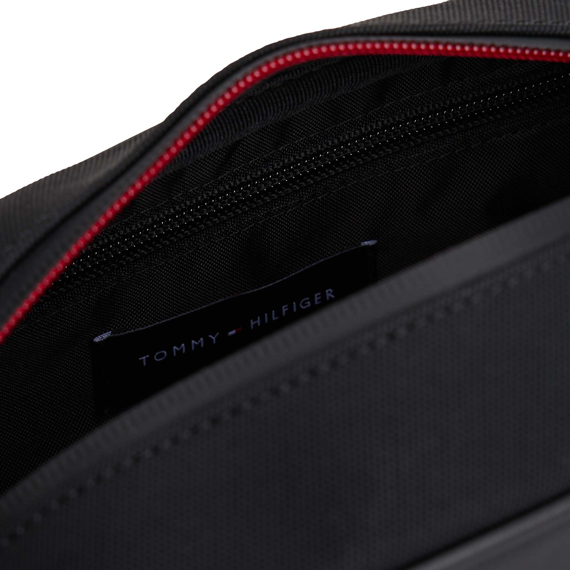 TH_FOUNDATION_WASHBAG_AM0AM13747_BDS_Image_4