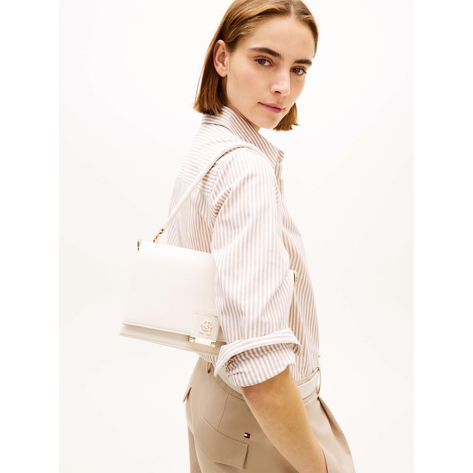 TH_HER_MED_CROSSOVER_AW0AW17216_AEO_Image_5