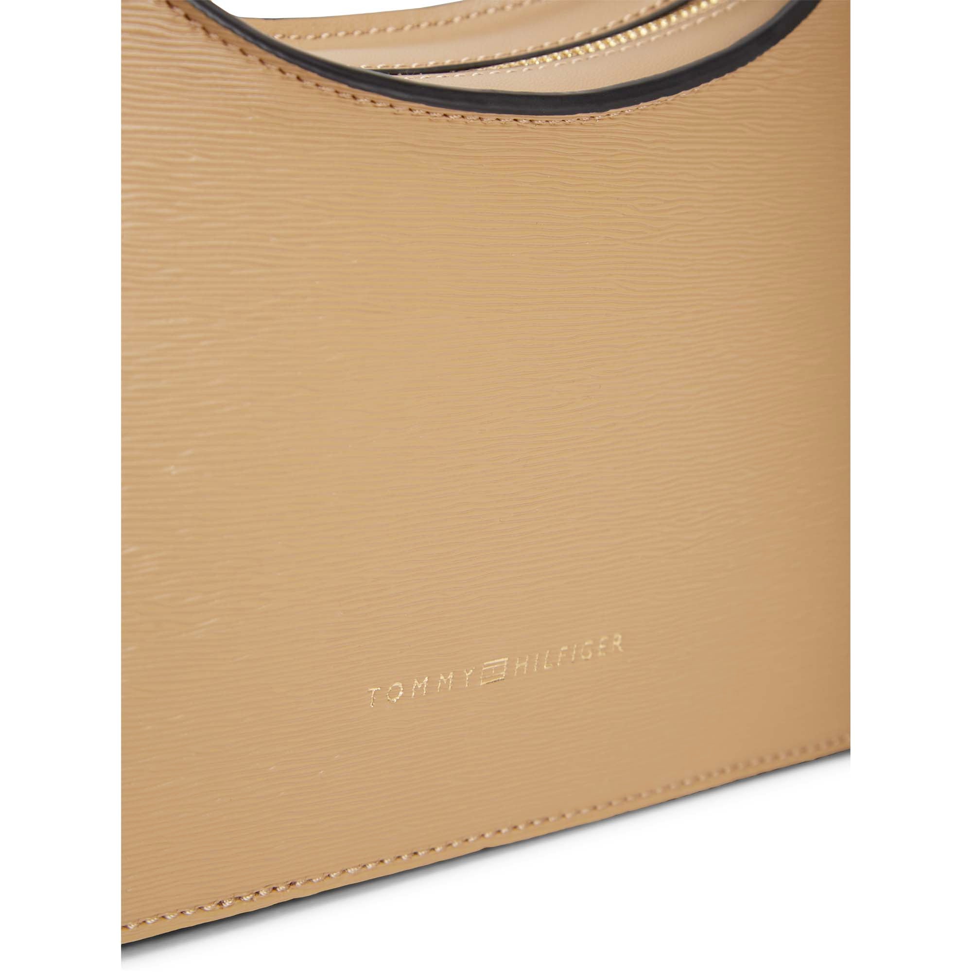 TH_MODERN_CROSSOVER_AW0AW18619_RBC_Image_4