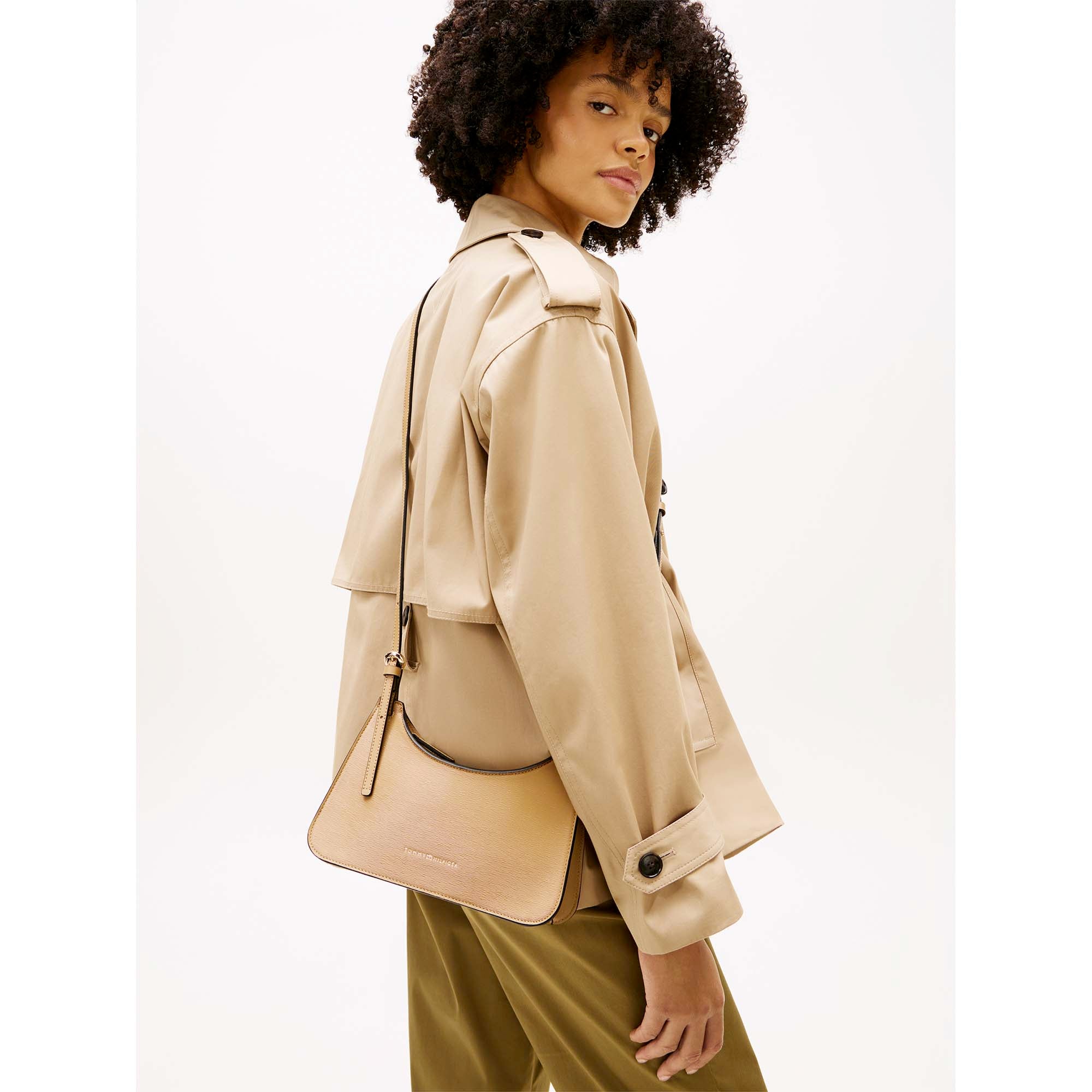 TH_MODERN_CROSSOVER_AW0AW18619_RBC_Image_5