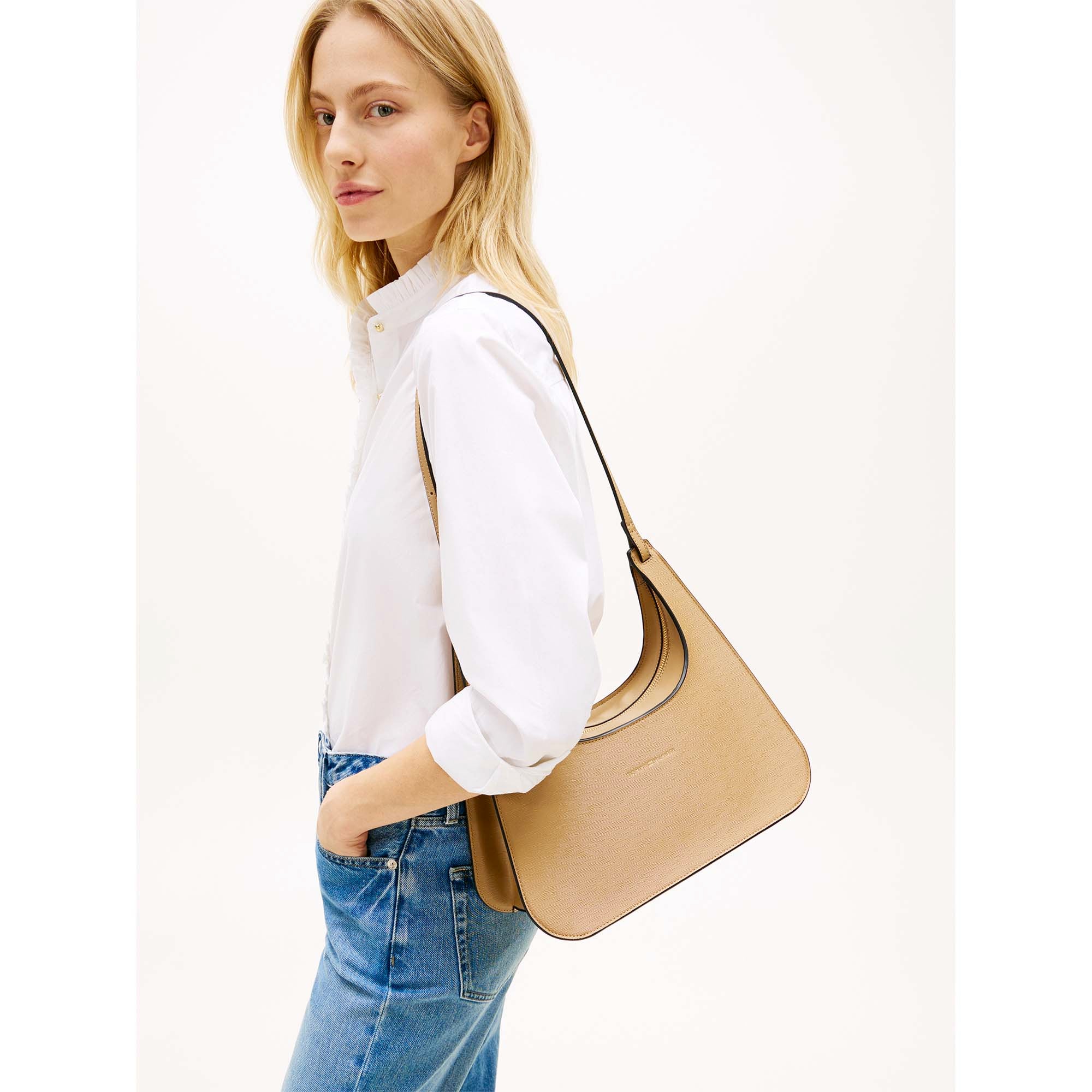 TH_MODERN_SHOULDER_BAG_AW0AW18620_RBC_Image_5