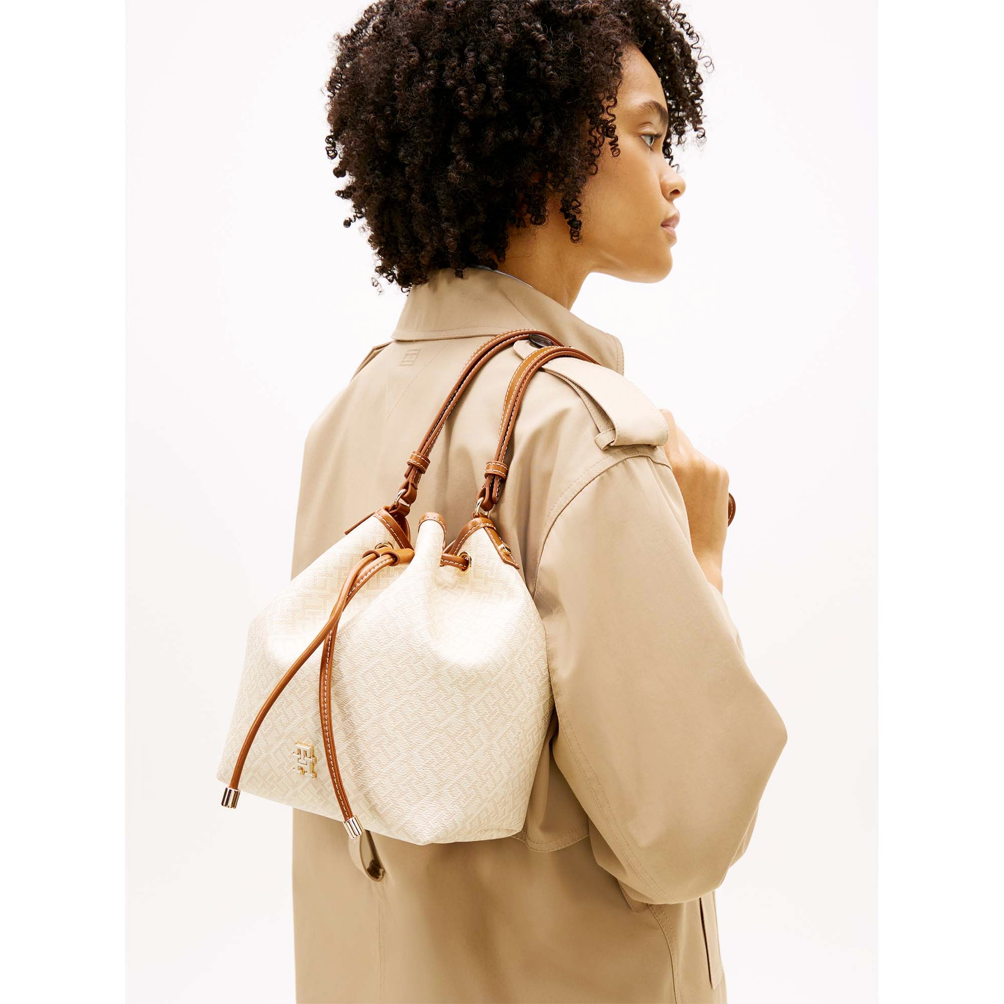 TH_MONOPLAY_BUCKET_LE_AW0AW18847_0F4_Image_5