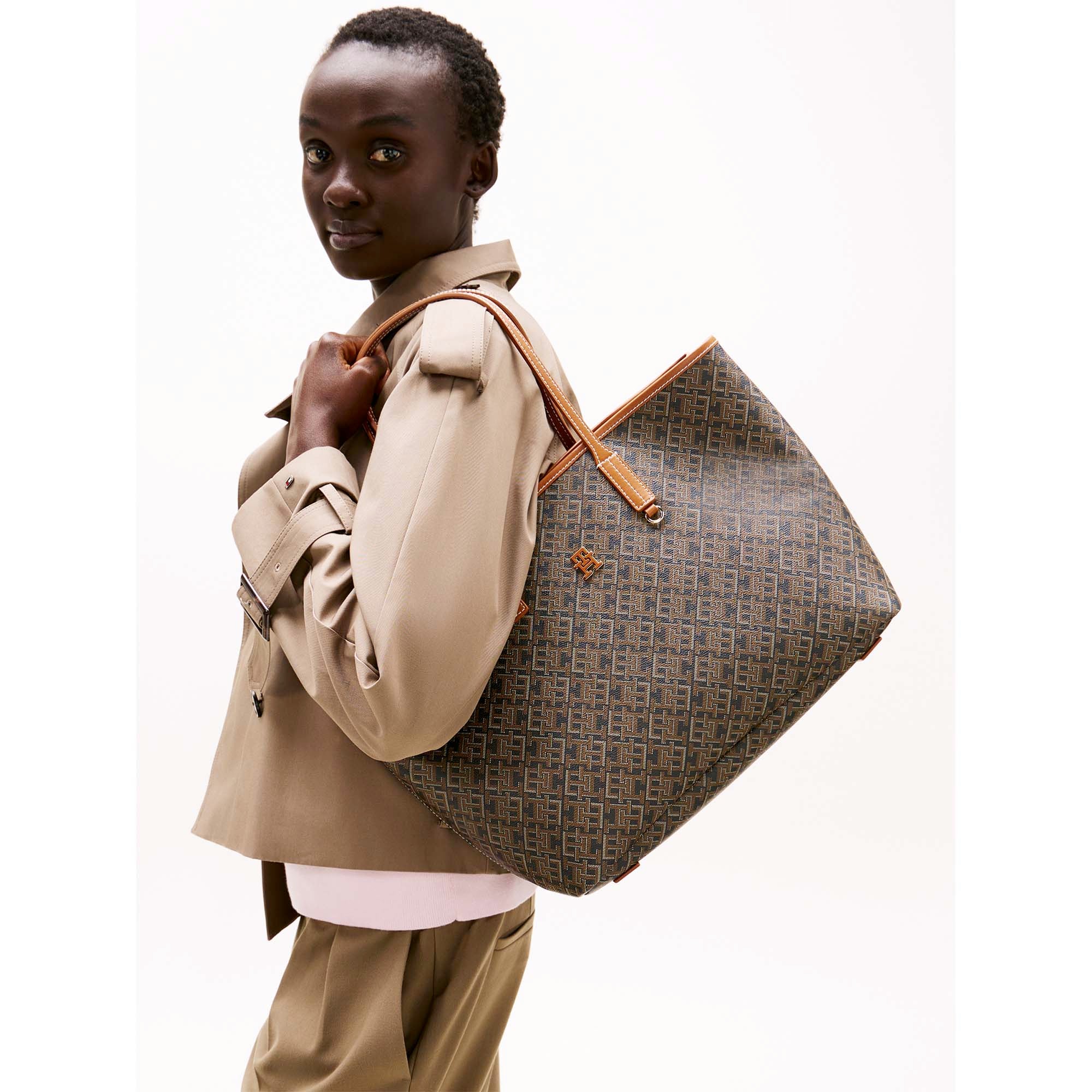 TH_MONOPLAY_TOTE_LE_AW0AW17416_BDS_Image_5