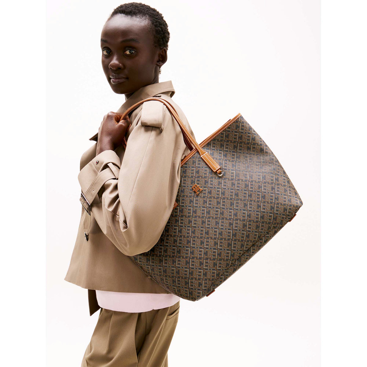 TH_MONOPLAY_TOTE_LE_AW0AW17416_BDS_Image_5