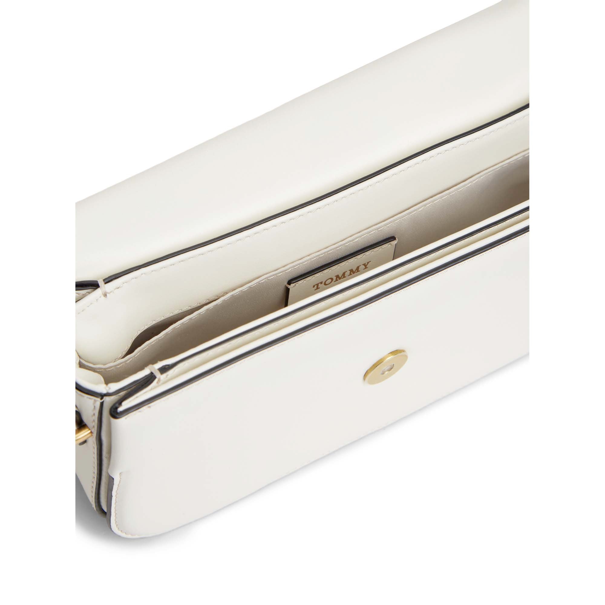 TH_SCRIPT_FLAP_CROSSOVER_AW0AW18399_AEO_Image_3