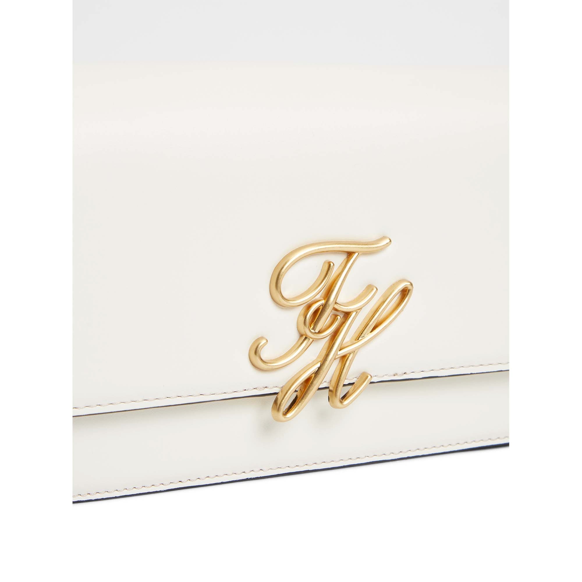 TH_SCRIPT_FLAP_CROSSOVER_AW0AW18399_AEO_Image_4